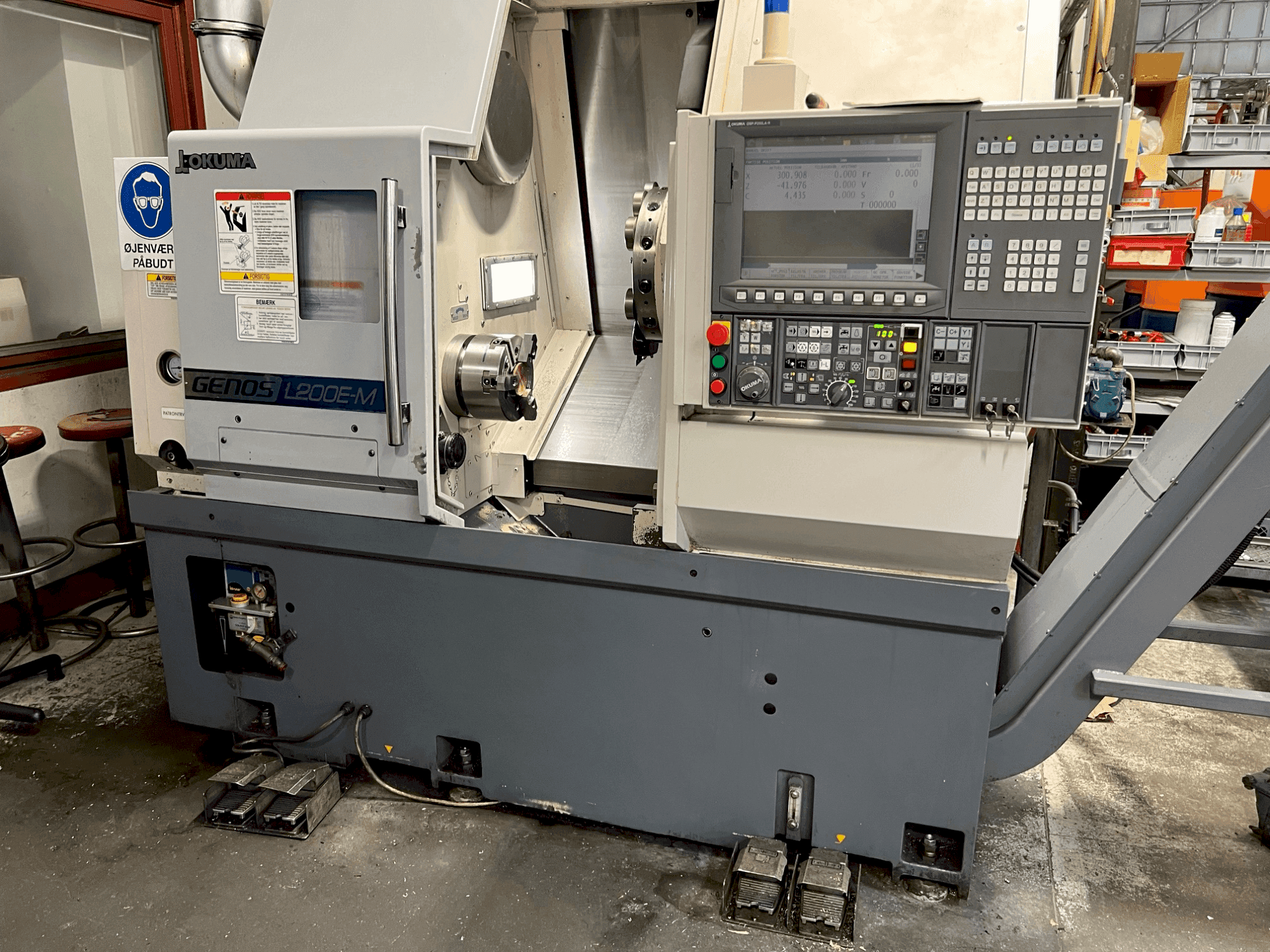 A Okuma GENOS L200E MY gép elölnézete