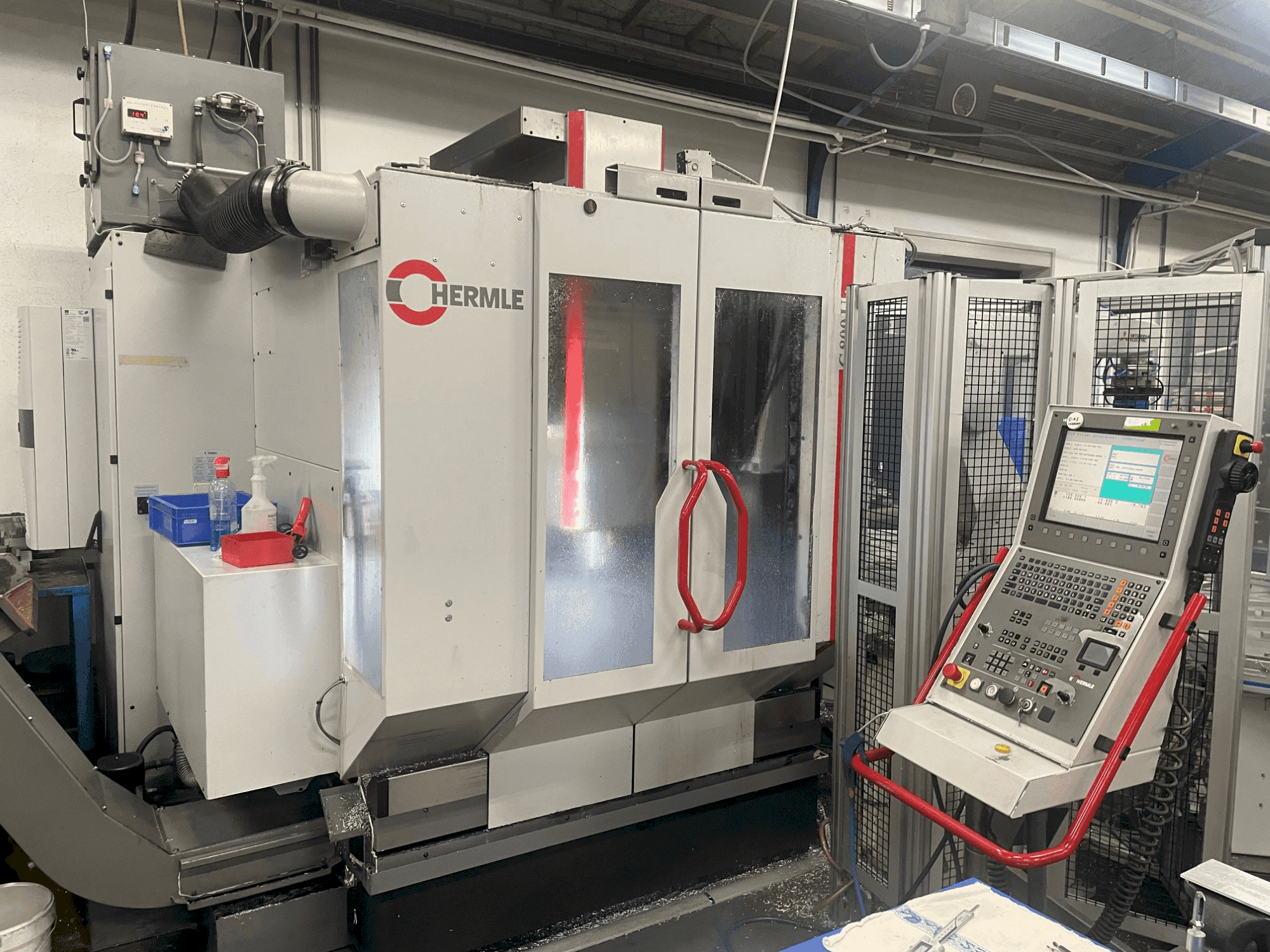 A HERMLE C 800 U gép elölnézete