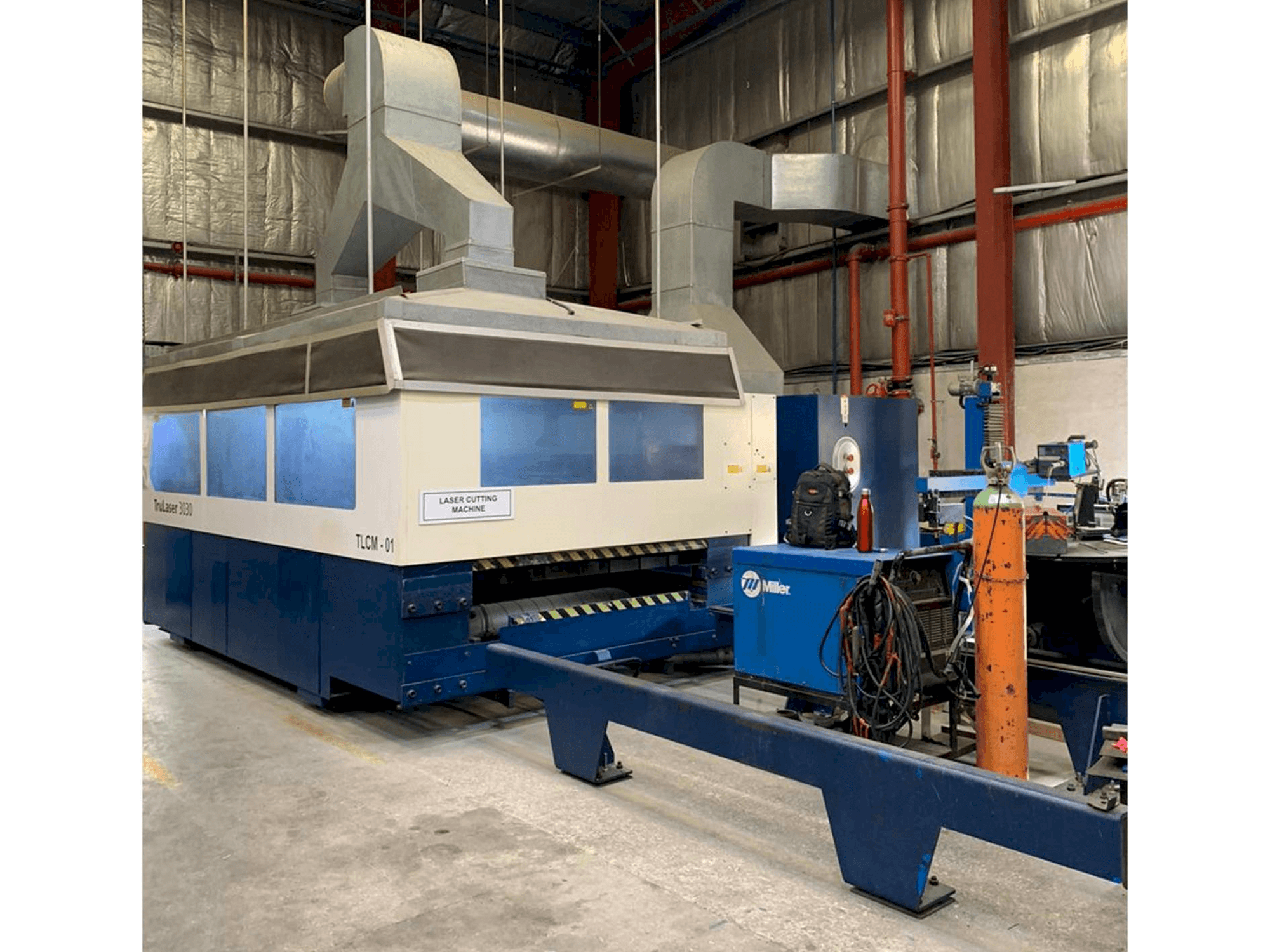 A Trumpf TruLaser 3030 gép elölnézete