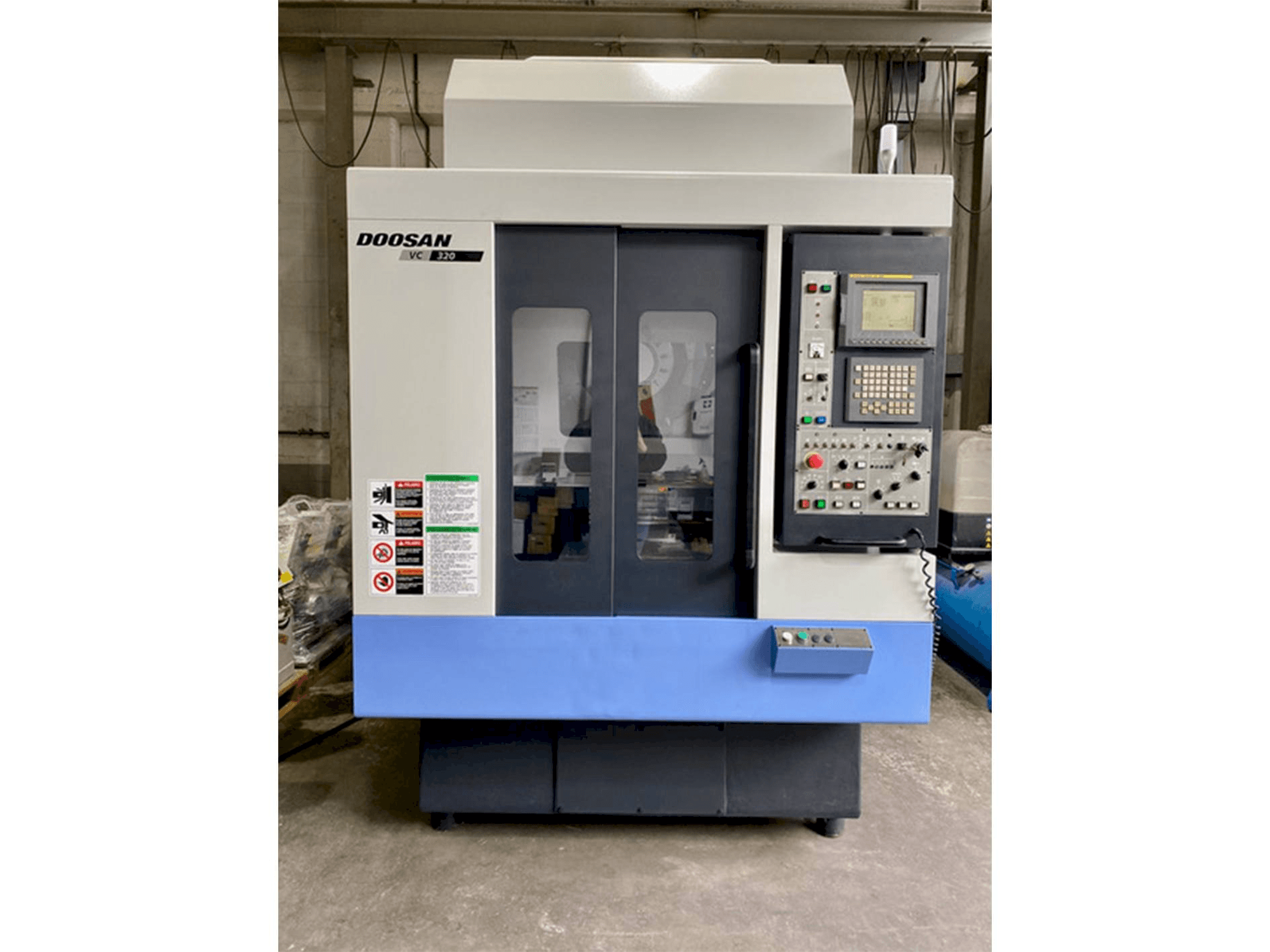 A Doosan VC 320 gép elölnézete