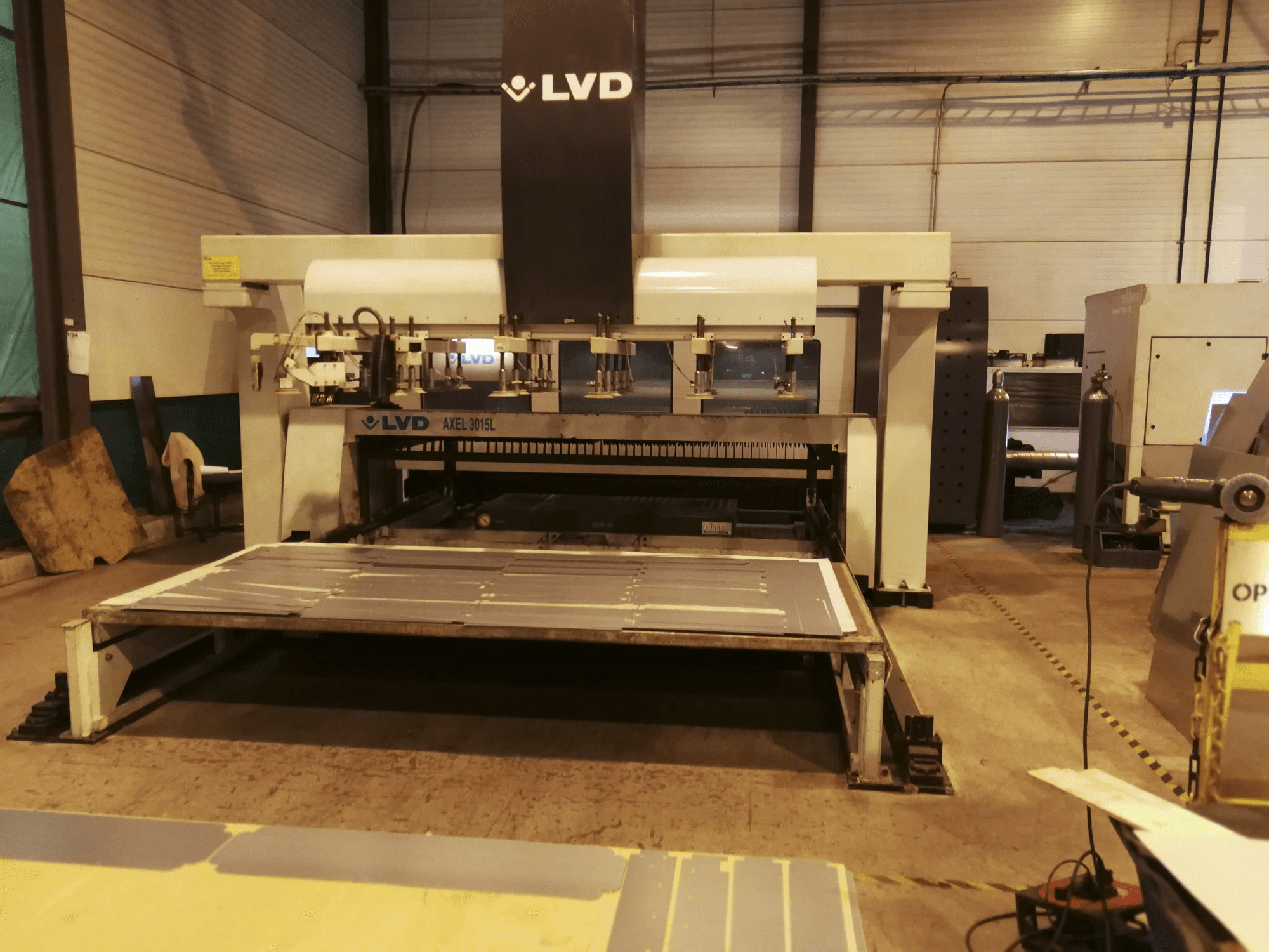 A LVD AXEL 3015 L gép elölnézete