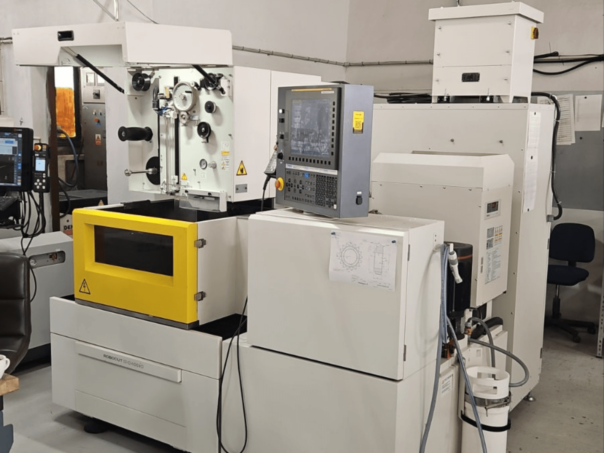 FANUC Robocut alpha C400iC huzalos szikraforgácsoló gép, elölnézet, amelyen látható a vezérlőpanel és a sárga munkakamra.