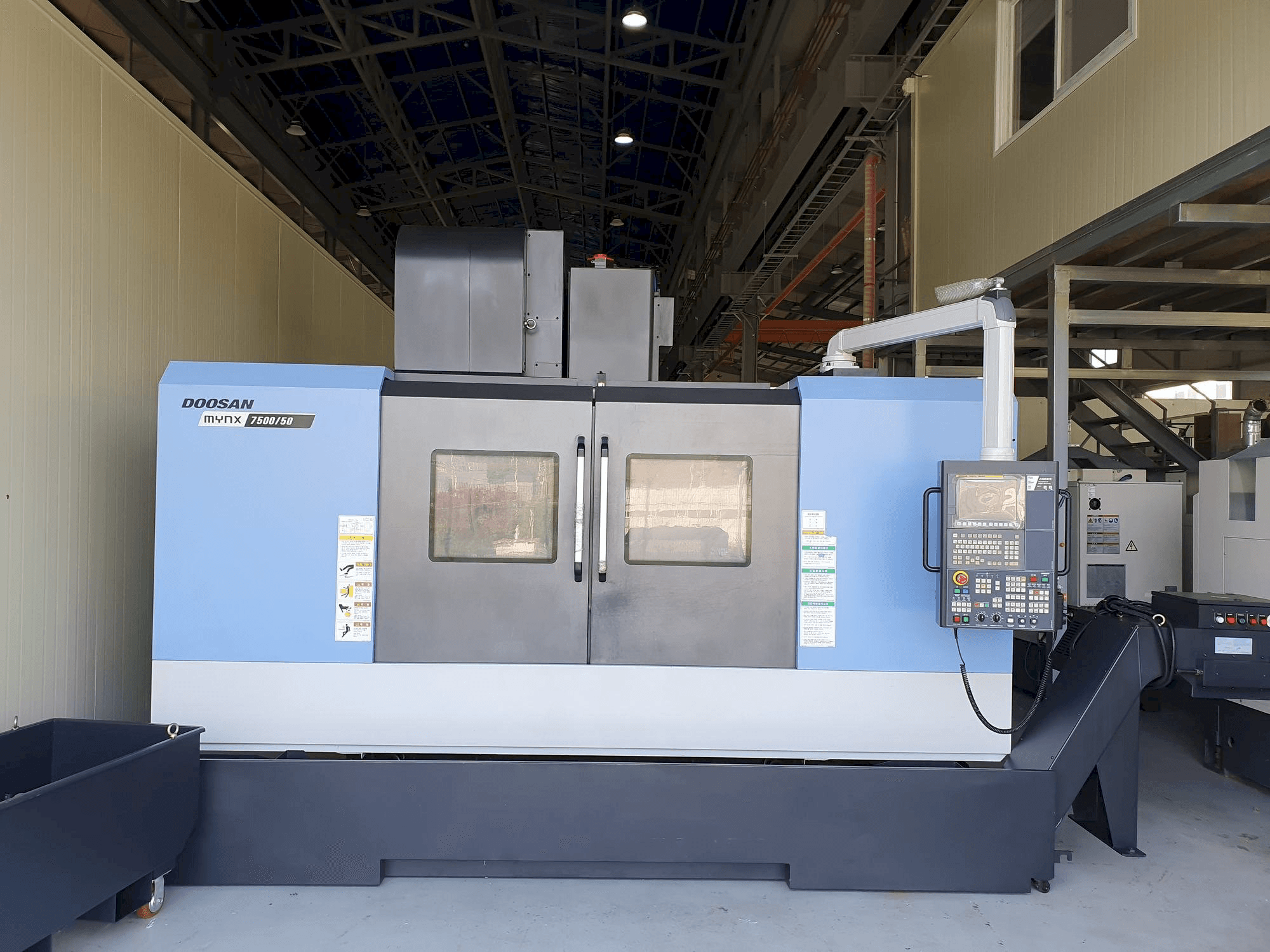 A Doosan MYNX7500/50 gép elölnézete