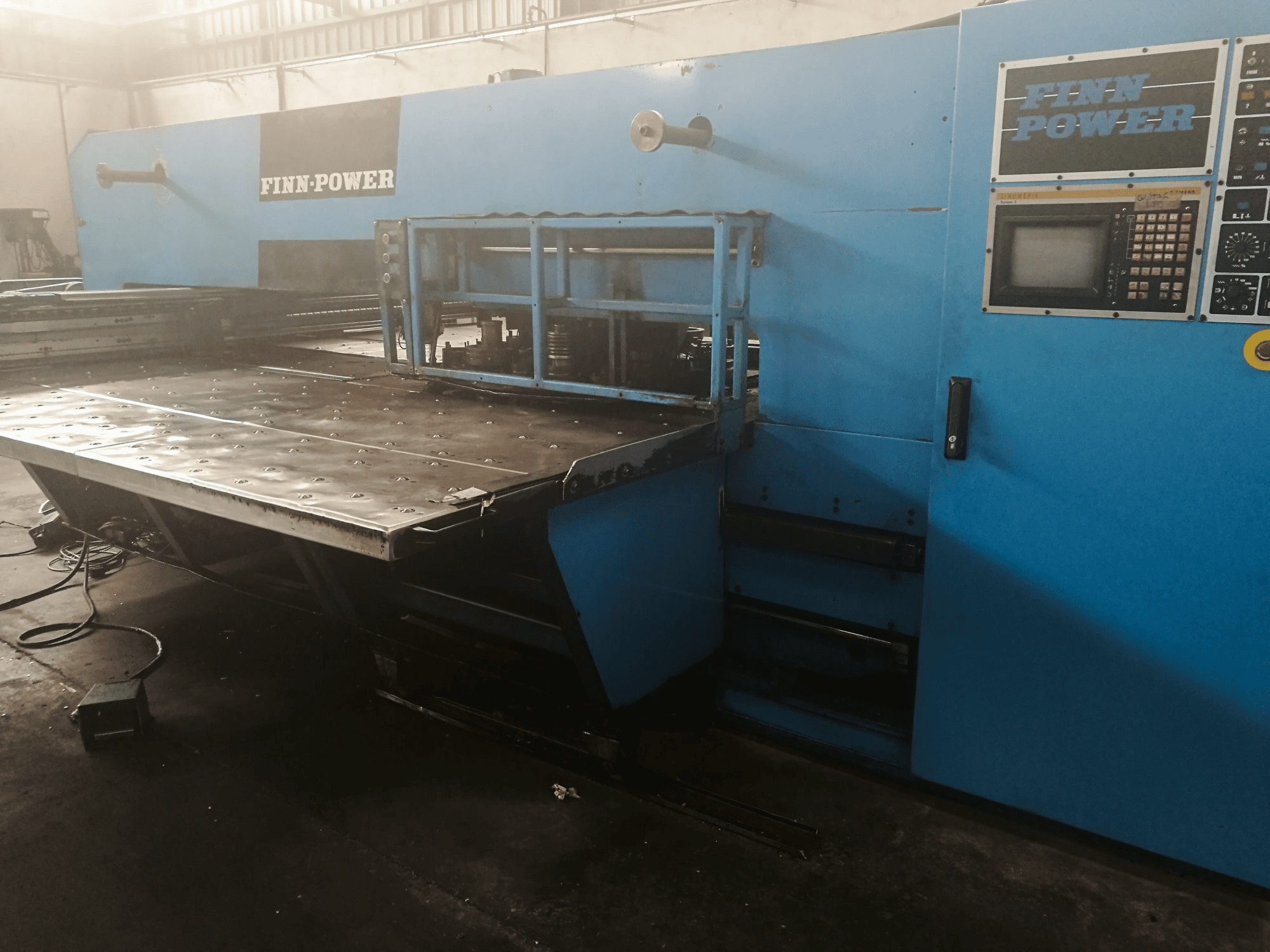 A Finn-Power TP 2520 IF2 gép jobb nézete