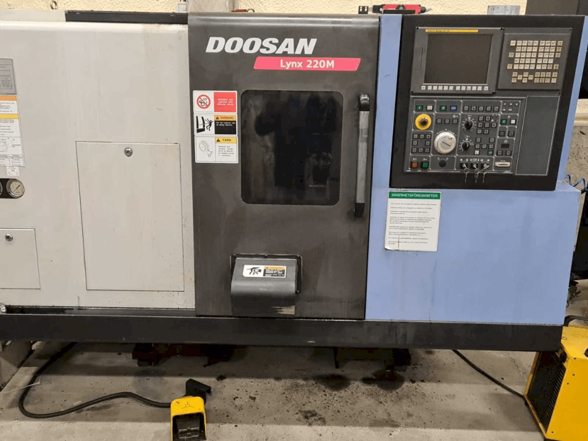 A Doosan Lynx 220MA + bar feeder LNS Express gép elölnézete