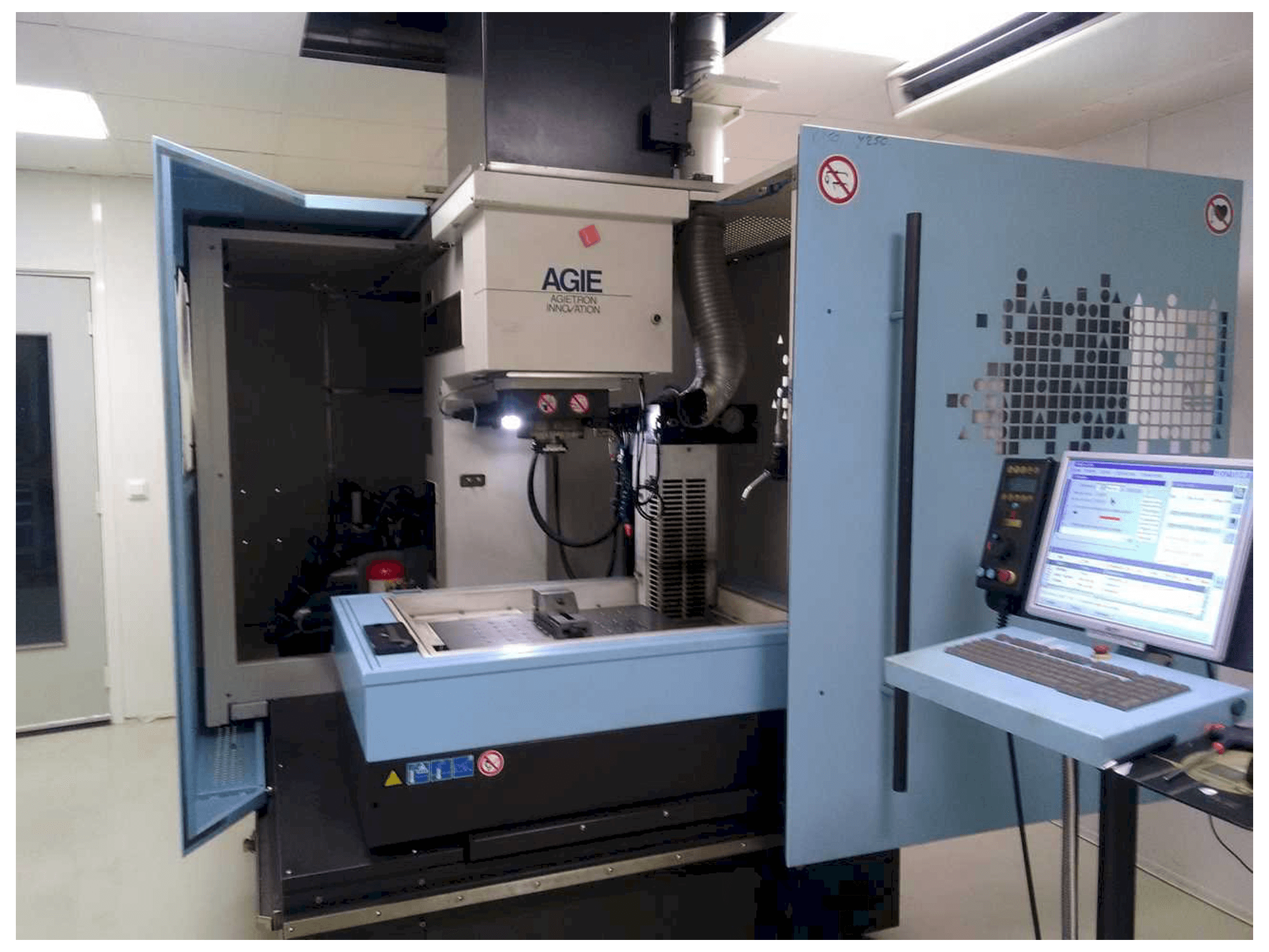 A AGIE AGIETRON INNOVATION 2 gép elölnézete