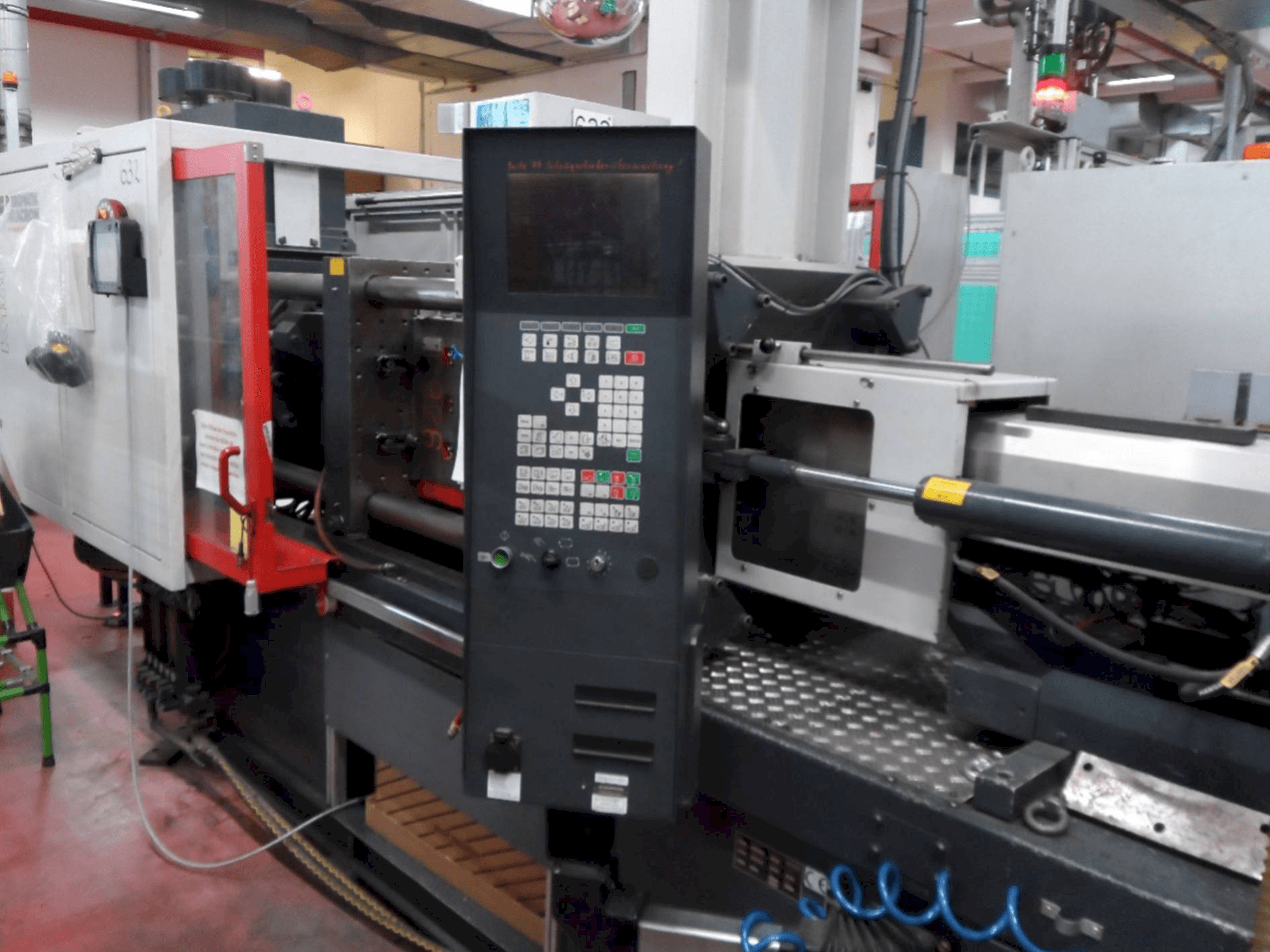 A FERROMATIK MILACRON K-Tec 160S gép elölnézete