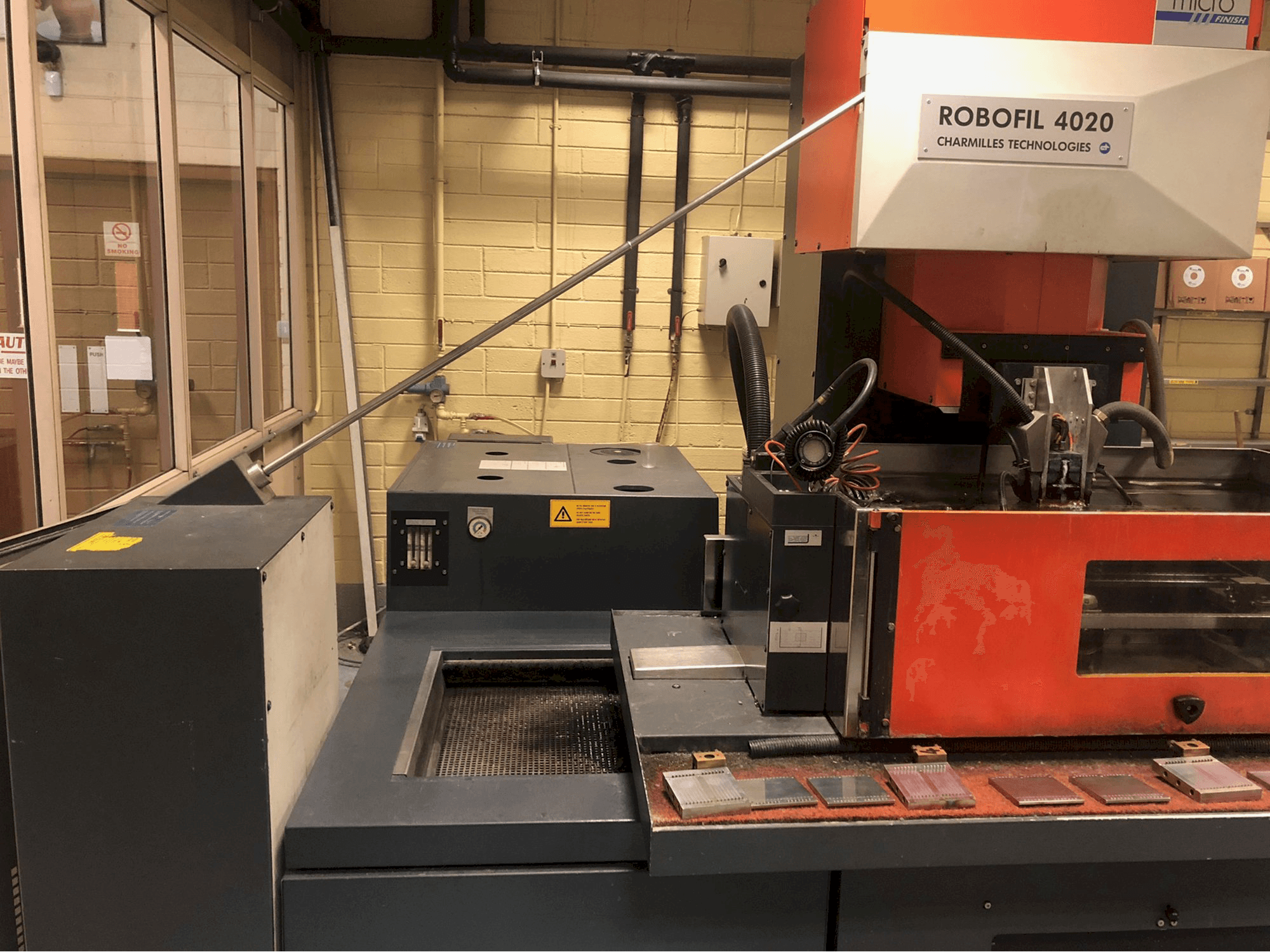 A CHARMILLES ROBOFIL 4020 gép elölnézete