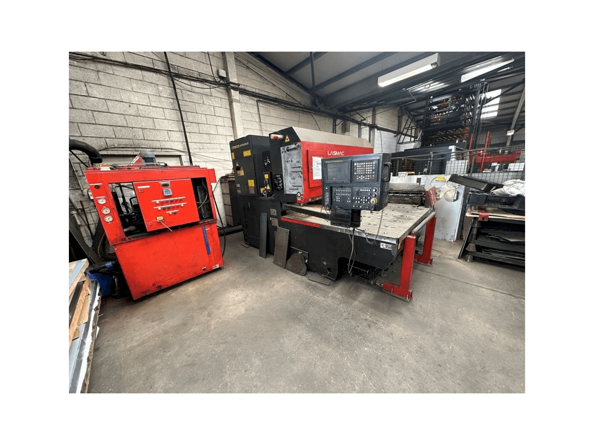 A AMADA Lasmac LC1212A3 gép elölnézete