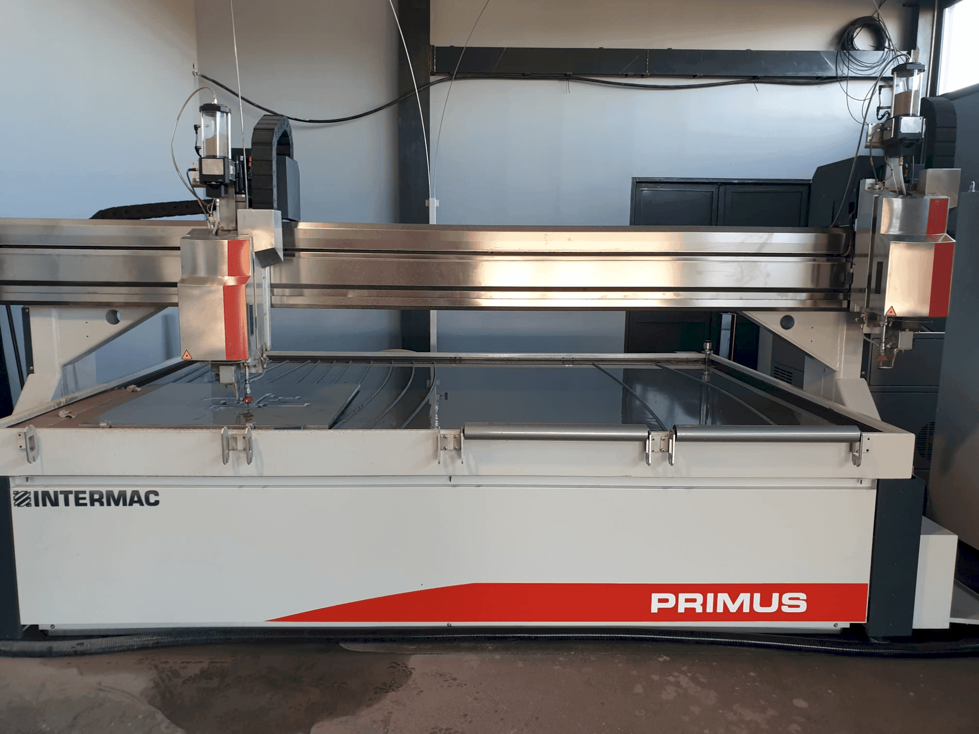 A Intermac Primus 322 gép elölnézete