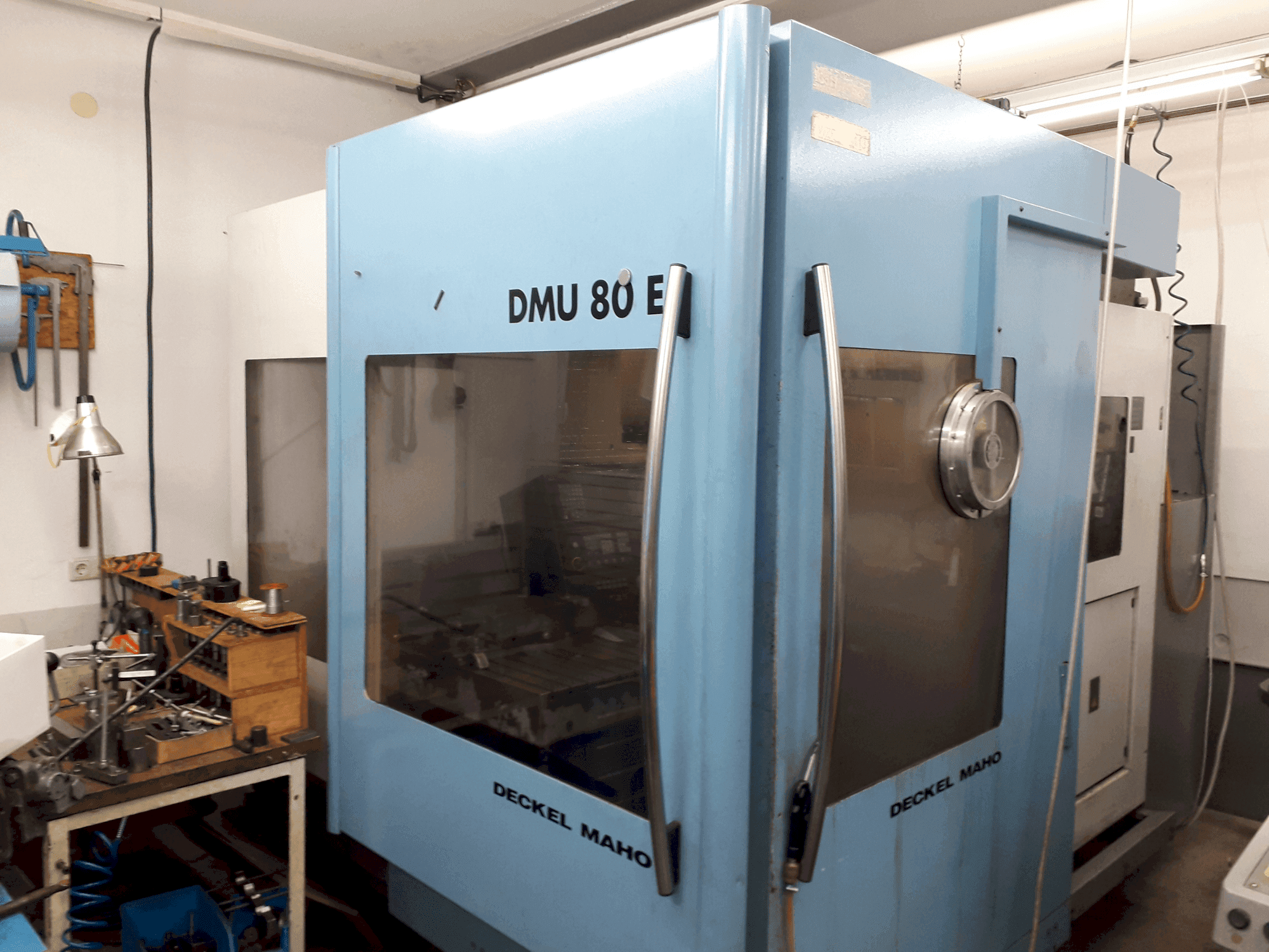 A DECKEL MAHO DMU 80E gép elölnézete