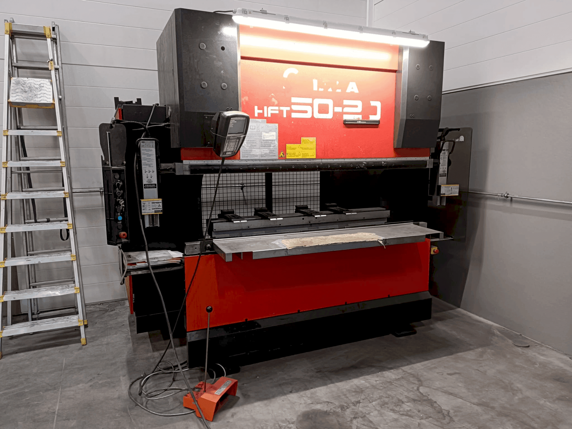 A AMADA HFT50-20 gép elölnézete