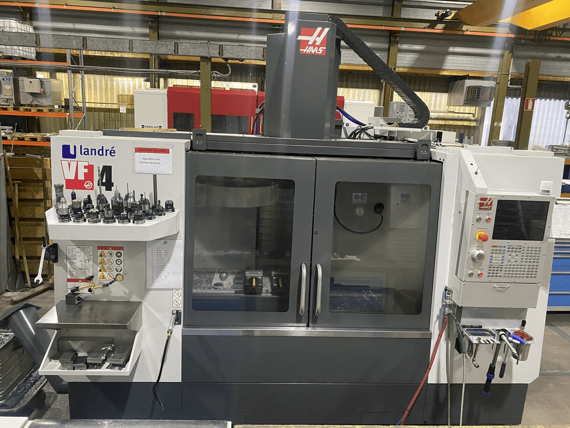 A HAAS VF-4 gép elölnézete