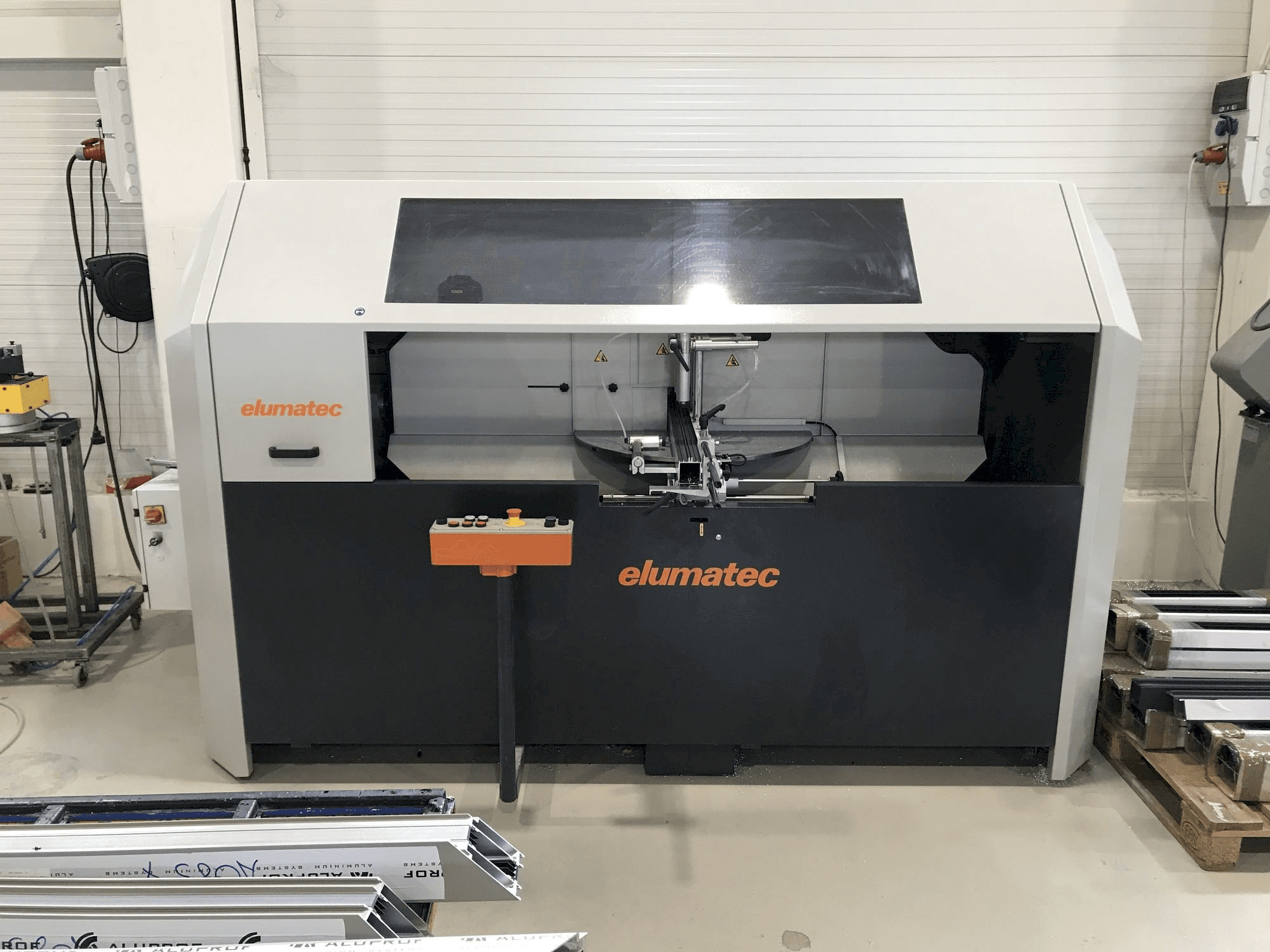 A Elumatec AKS 134/64 gép elölnézete