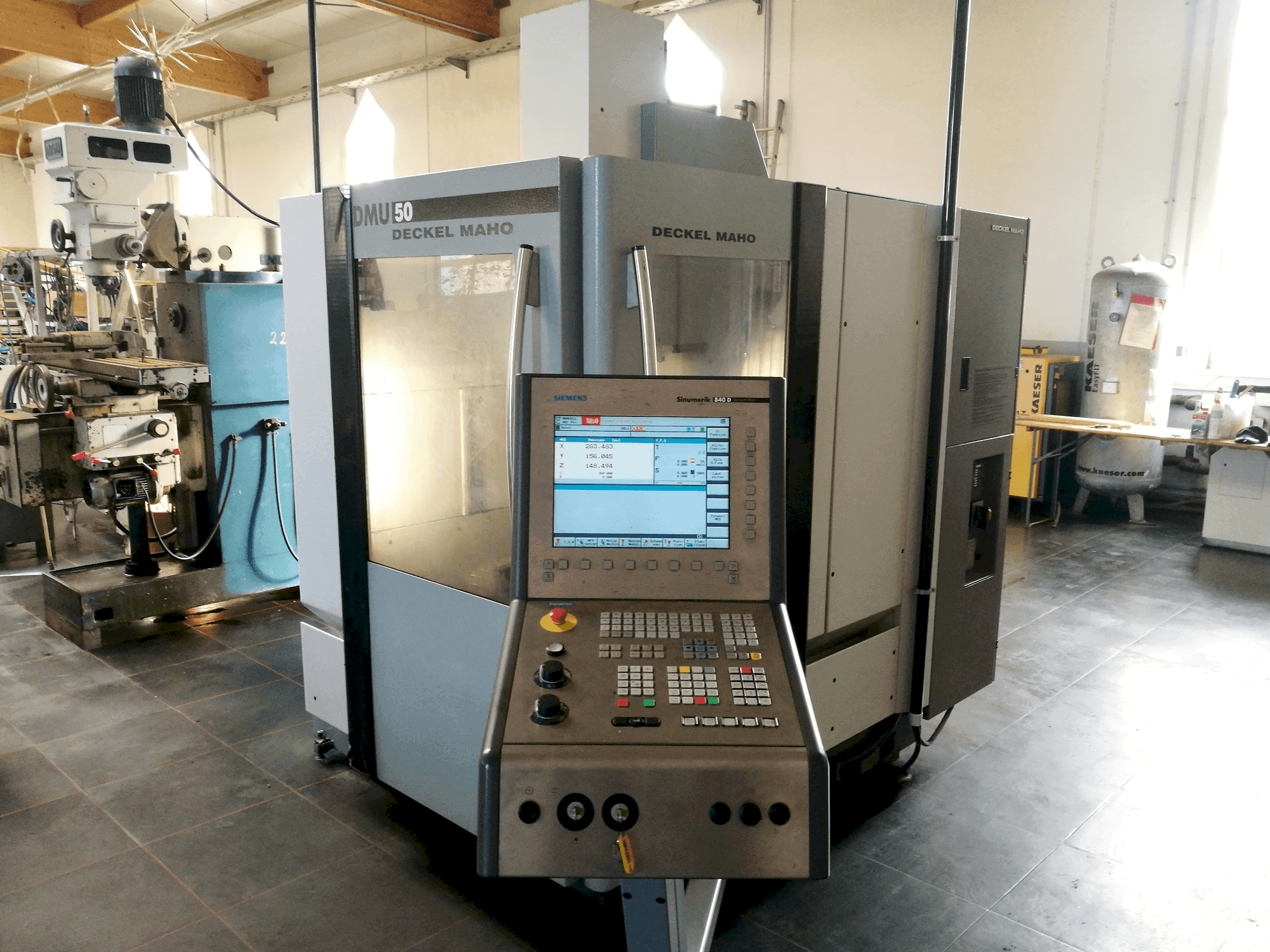 A DECKEL MAHO DMU 50 gép elölnézete