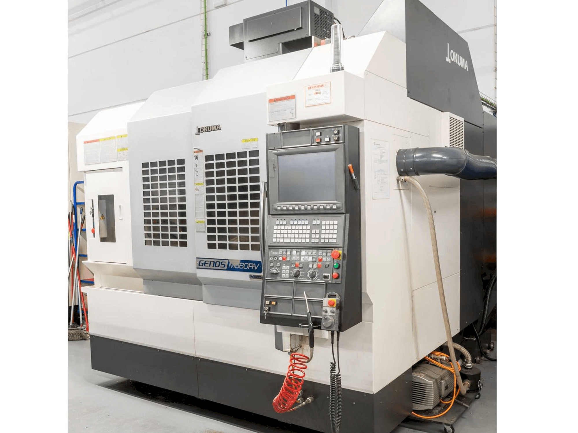 A Okuma Genos M560R-V gép elölnézete