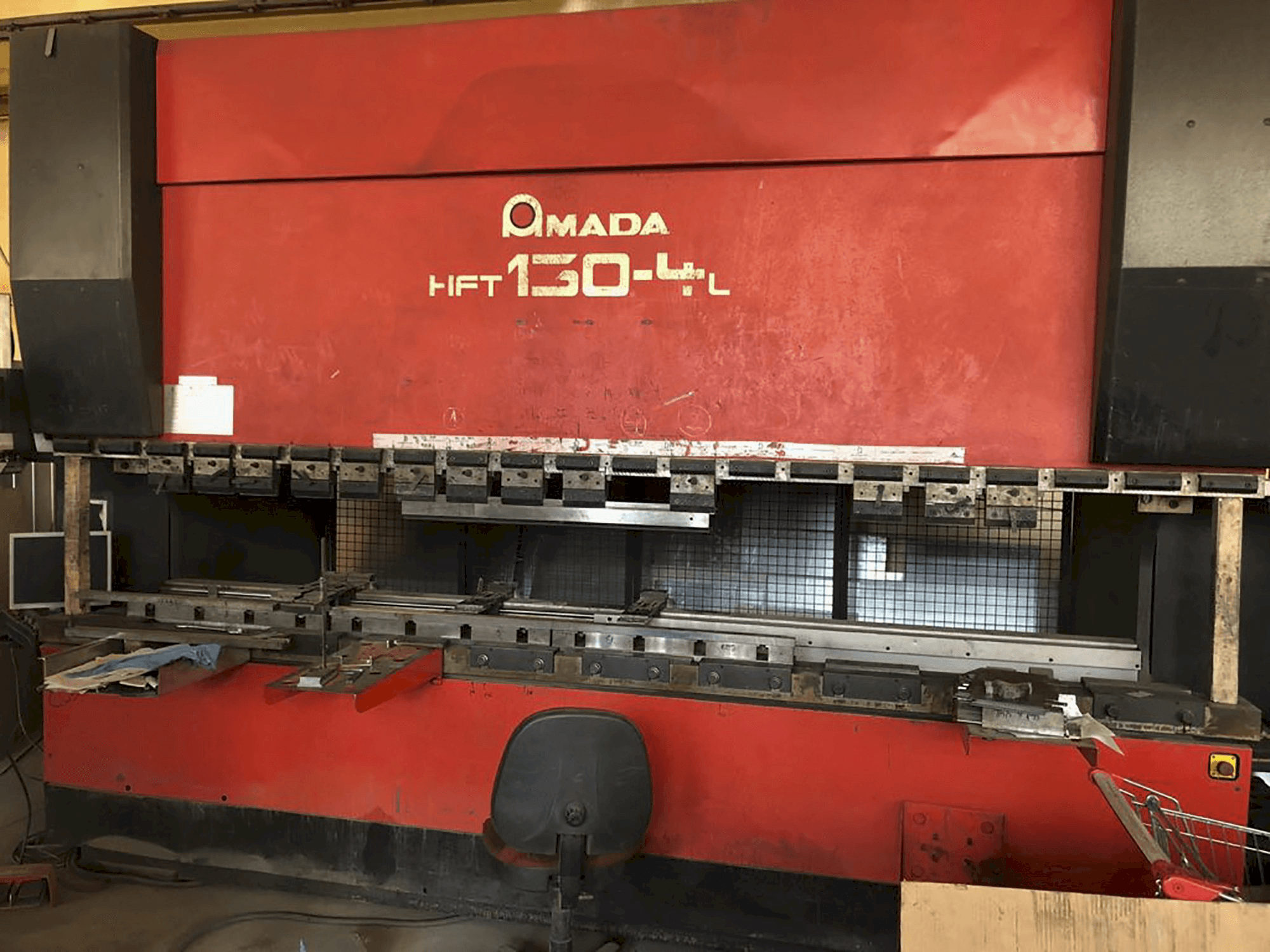 A AMADA HFT 130-4 L gép elölnézete