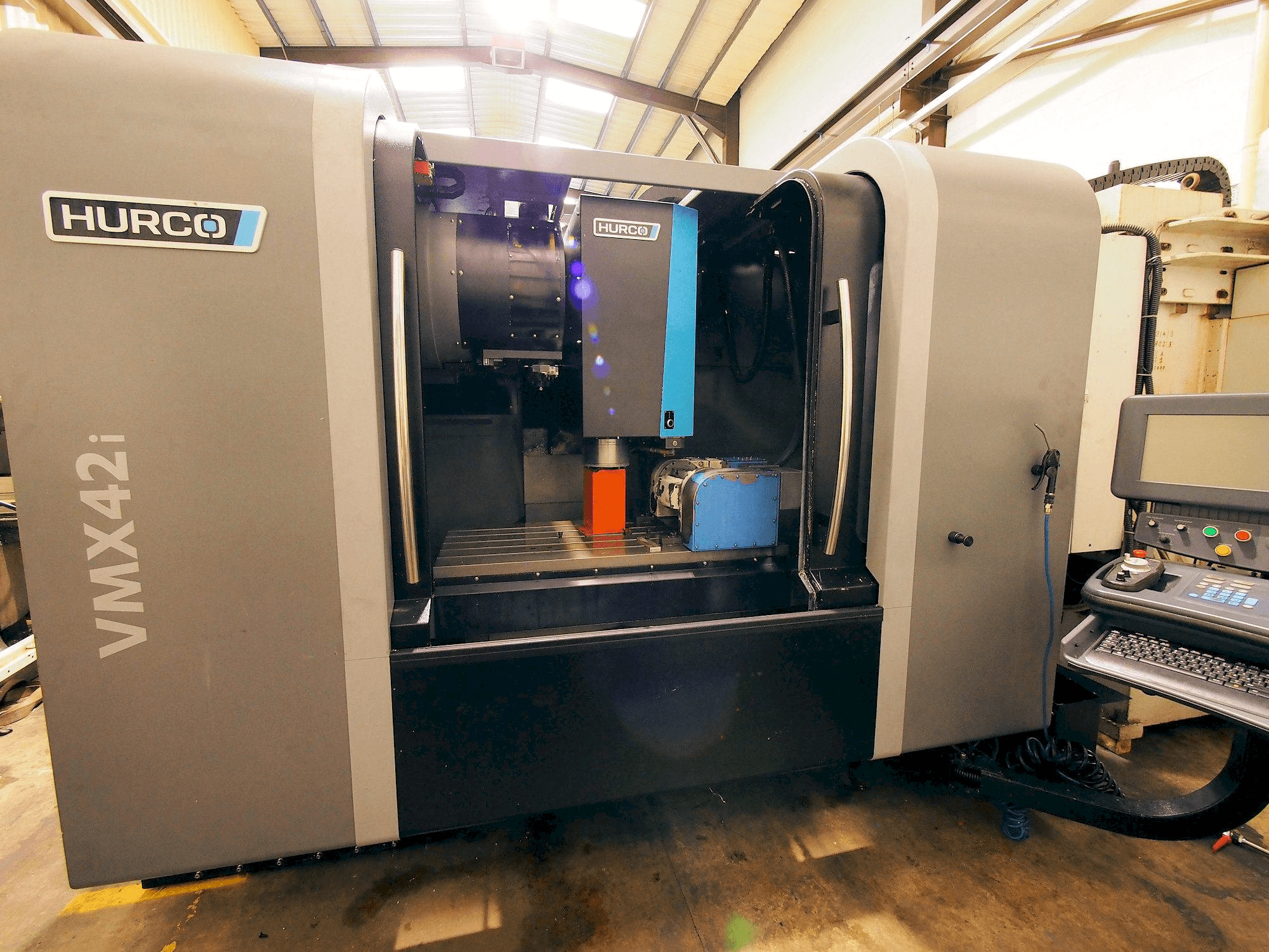 A Hurco VMX 42i gép elölnézete