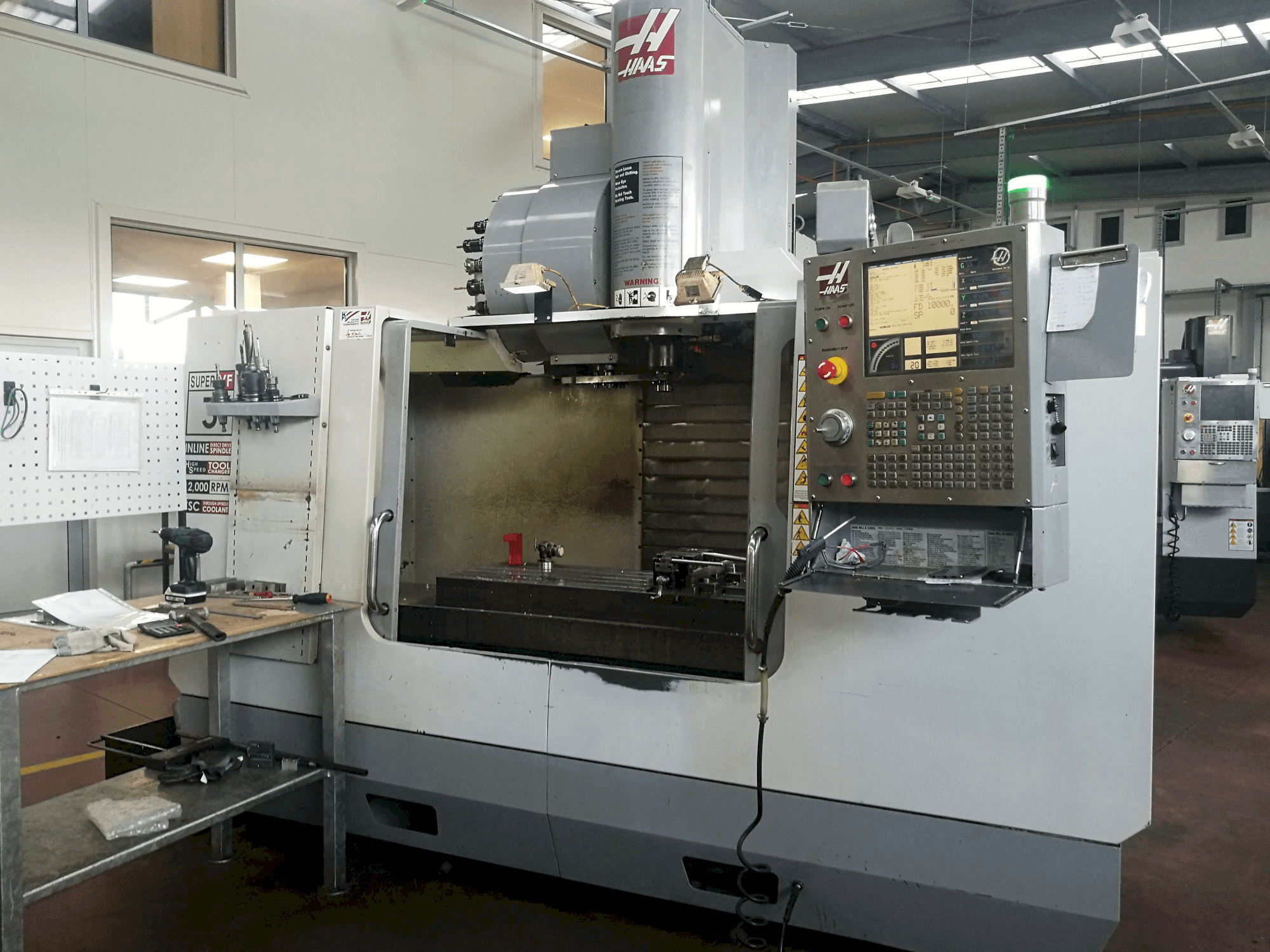 A HAAS VF-3SSHE gép elölnézete