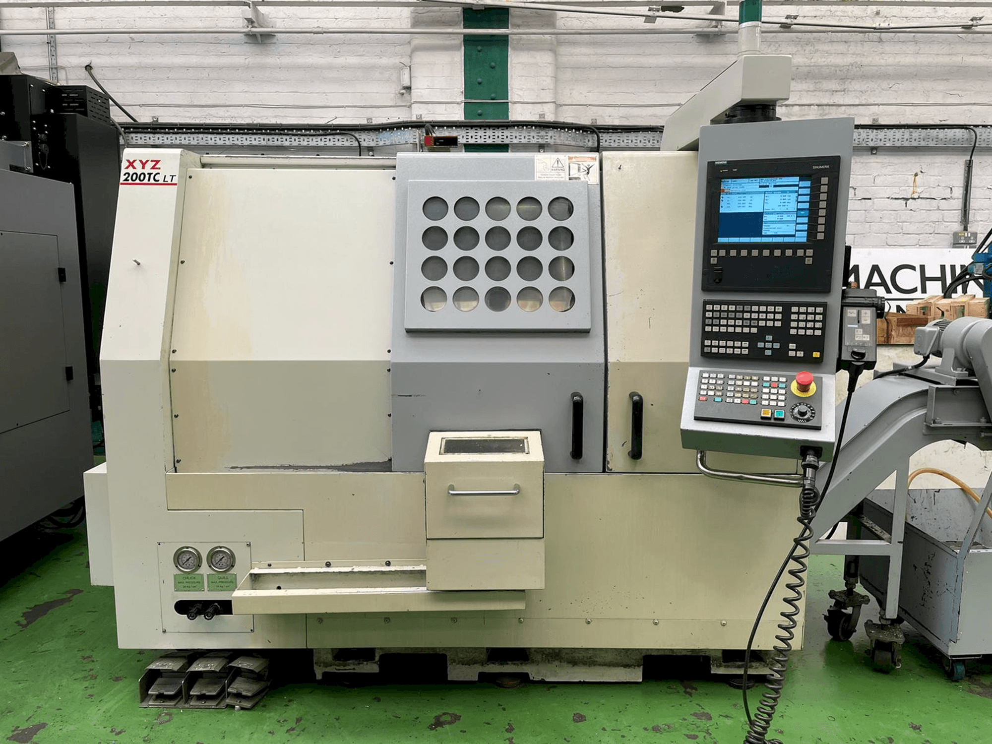 A XYZ 200TC LT gép elölnézete
