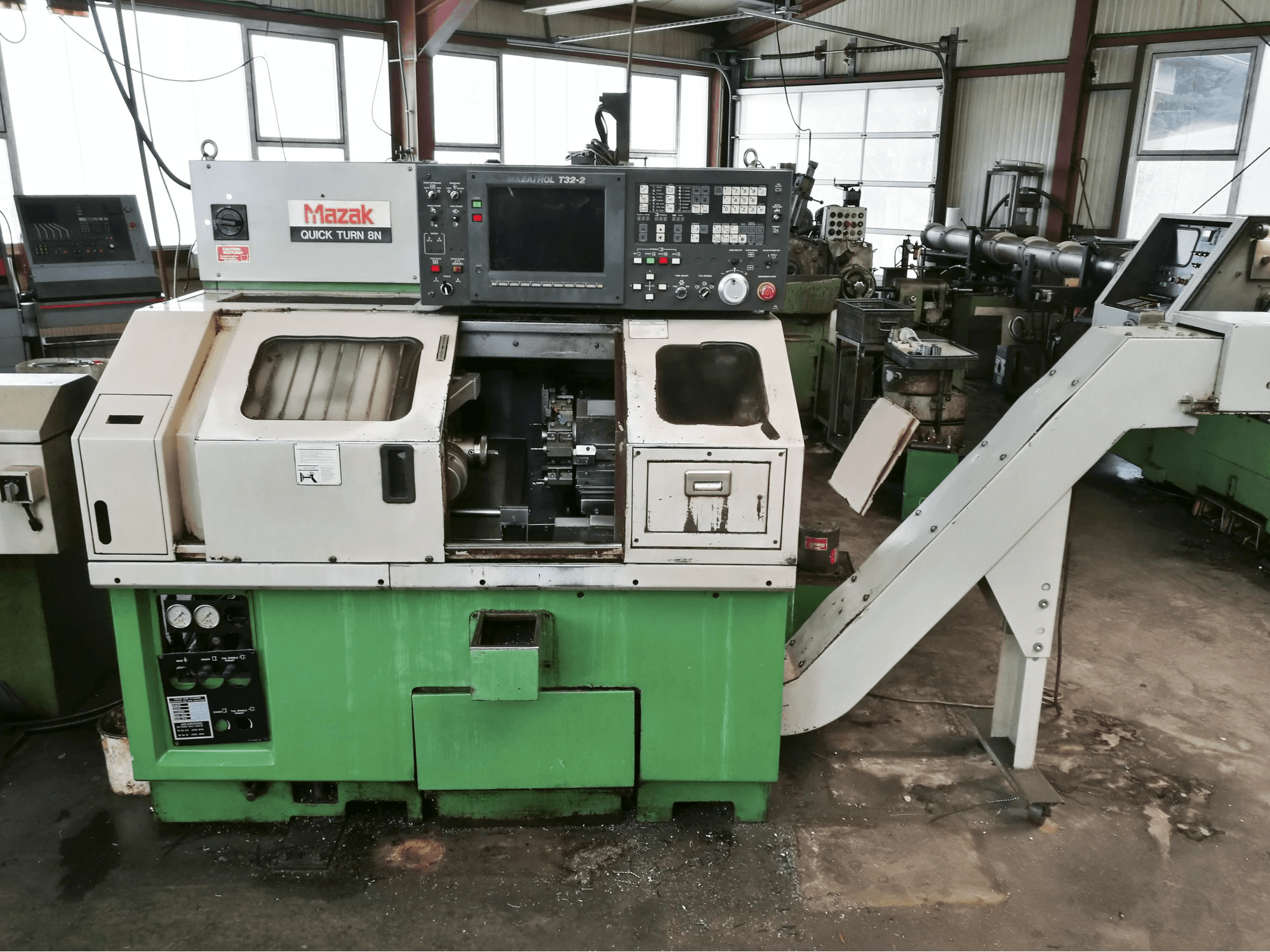 A Mazak Quick Turn 8N gép elölnézete