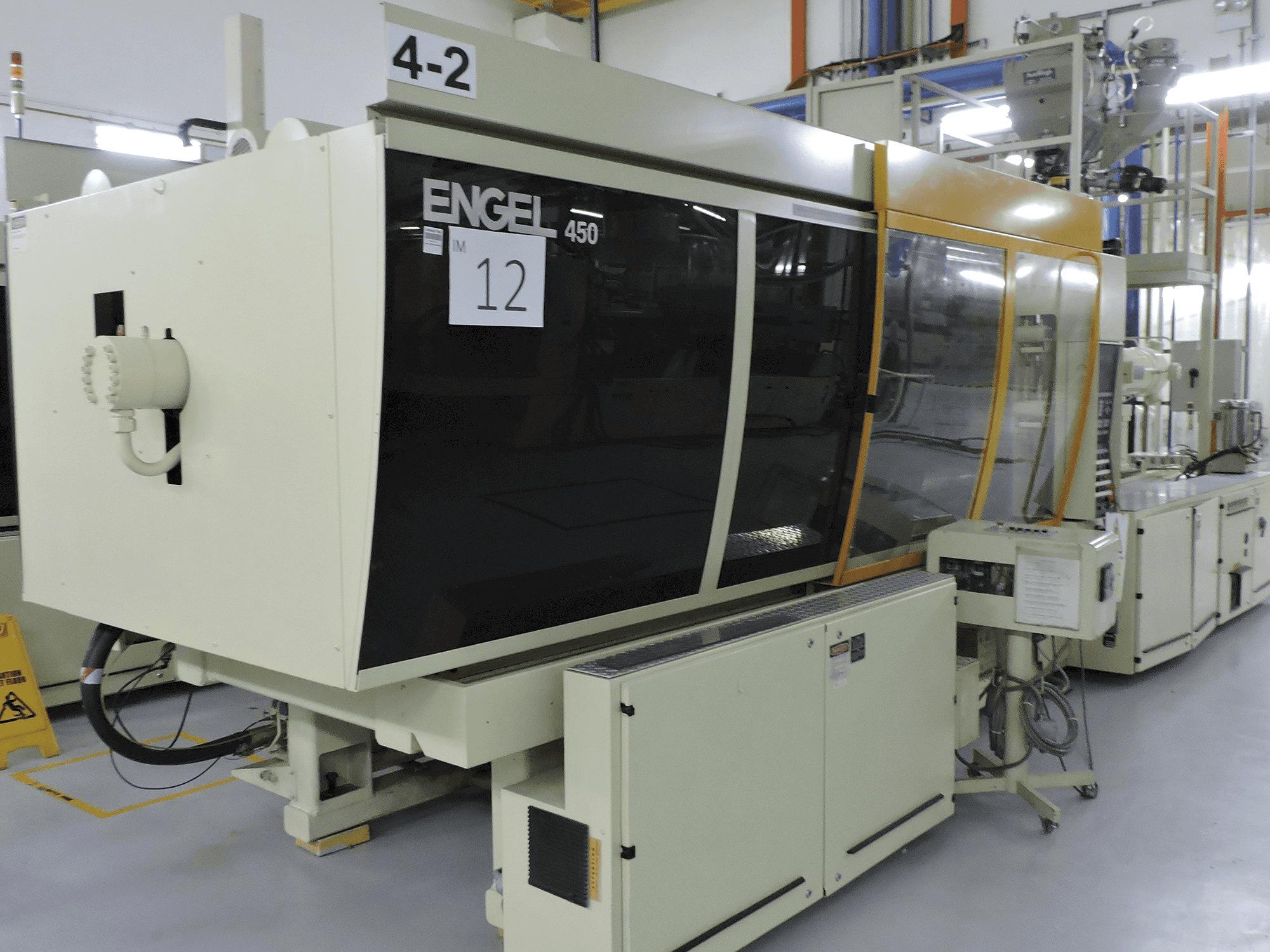 A ENGEL ES1300/450 BHP gép elölnézete