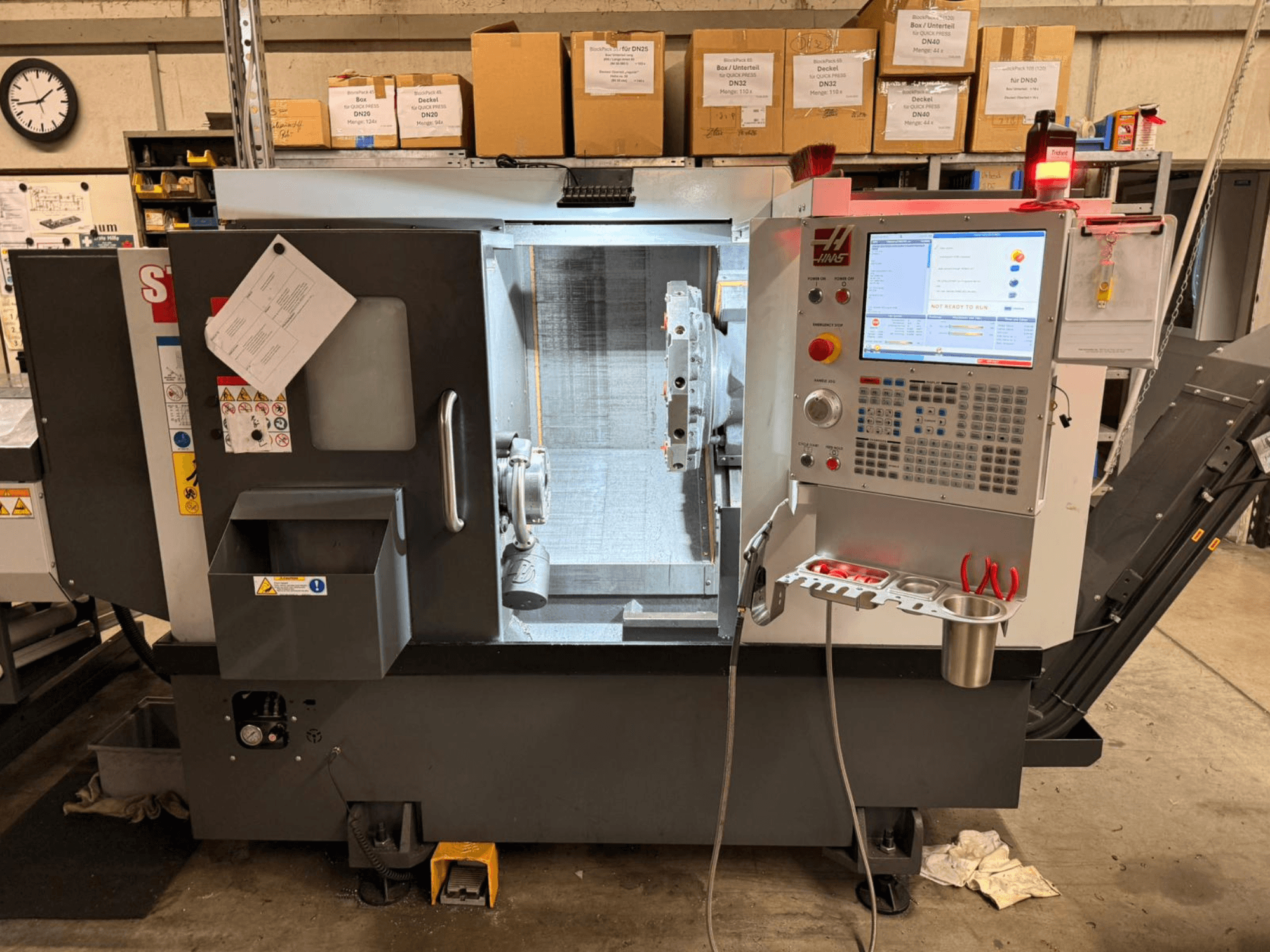 HAAS ST-15 vízszintes esztergagép oldalnézetből, digitális vezérlőpanellel és kezelőelemekkel.