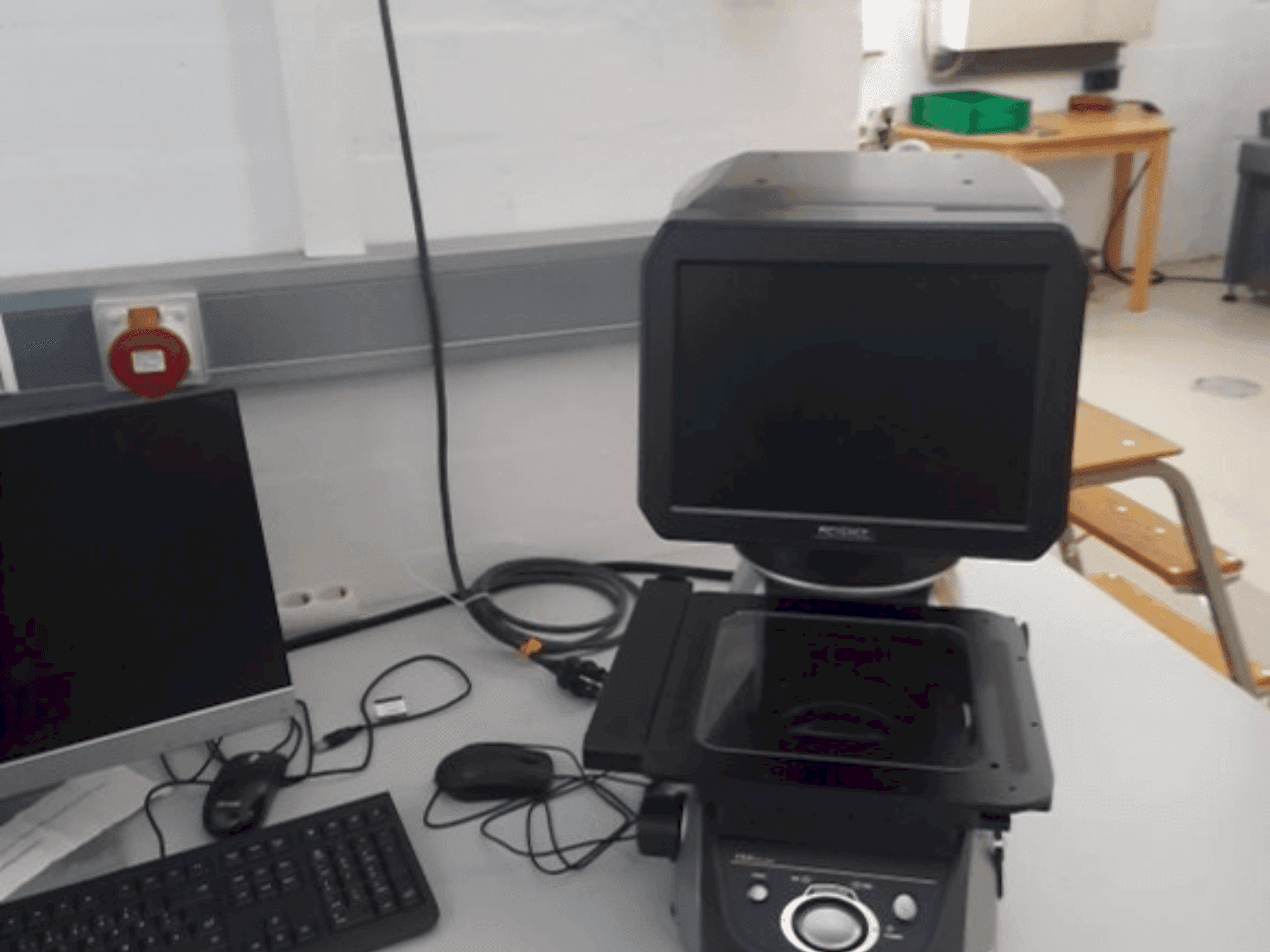 A KEYENCE IM-7020 gép elölnézete