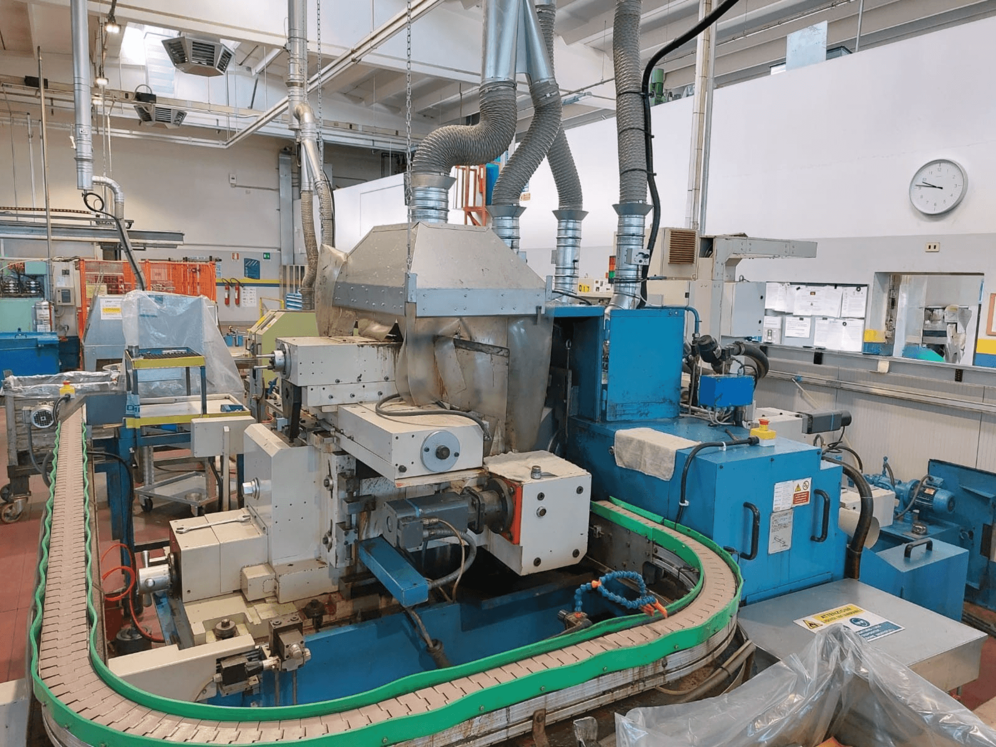 GHIRINGHELLI M300SP610 CNC3A centrum nélküli köszörűgép, elölnézetből, a bonyolult gépek és a szállítószalag részleteinek bemutatásával.