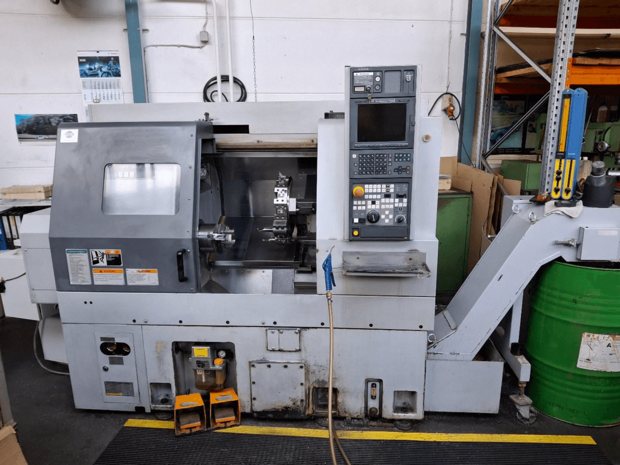 MORI SEIKI CL 1500 T vízszintes esztergagép, elölnézet a kezelőpanellel, a látható szerszámokkal és a működési kijelzővel.