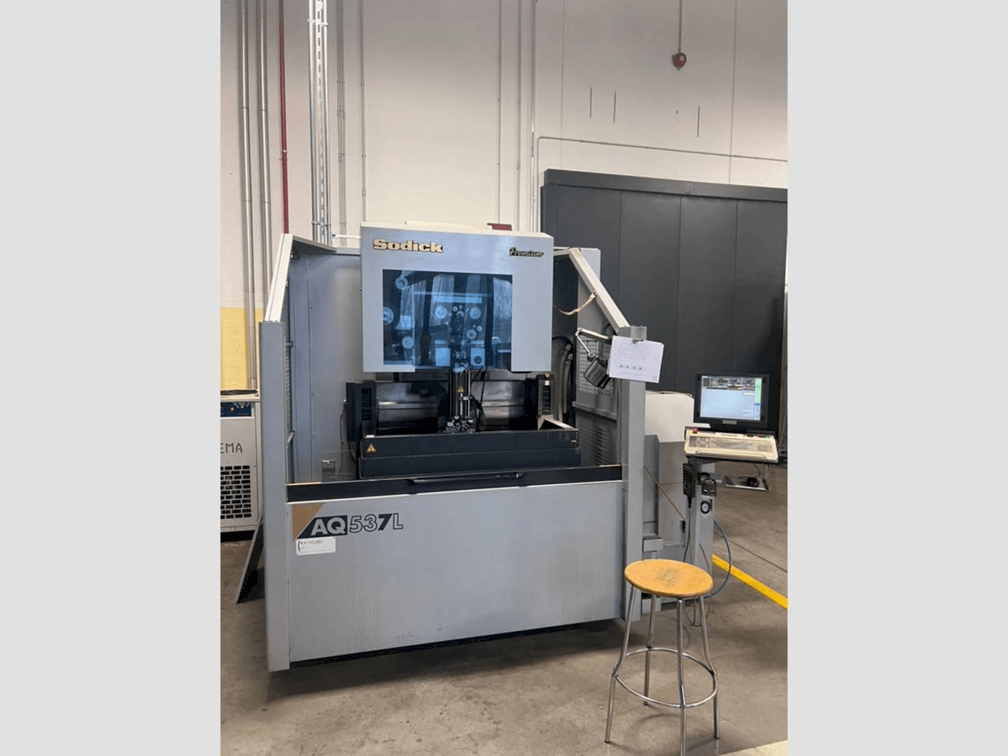 A Sodick AQ537L gép elölnézete