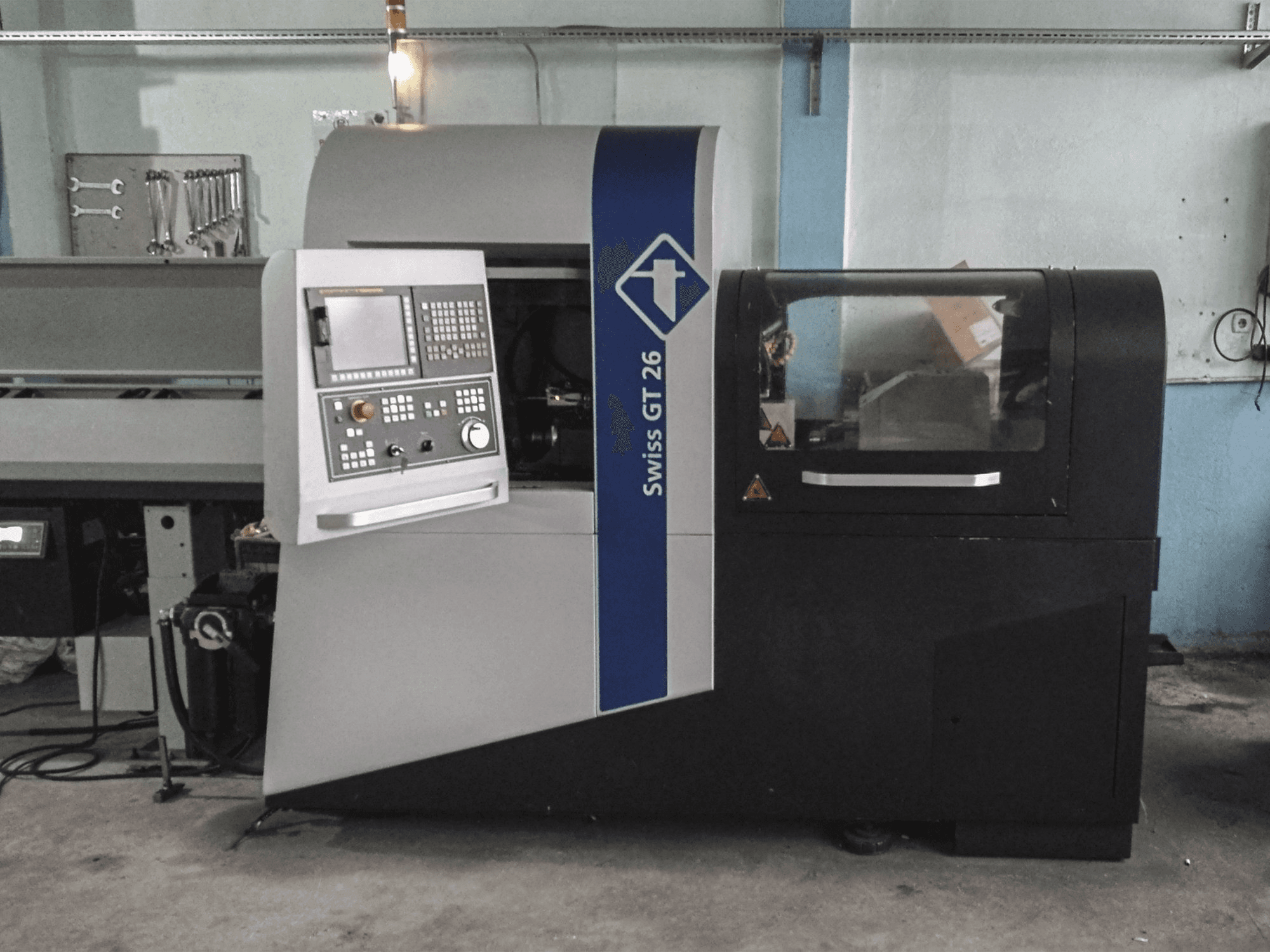 A Tornos SWISS GT 26 gép elölnézete