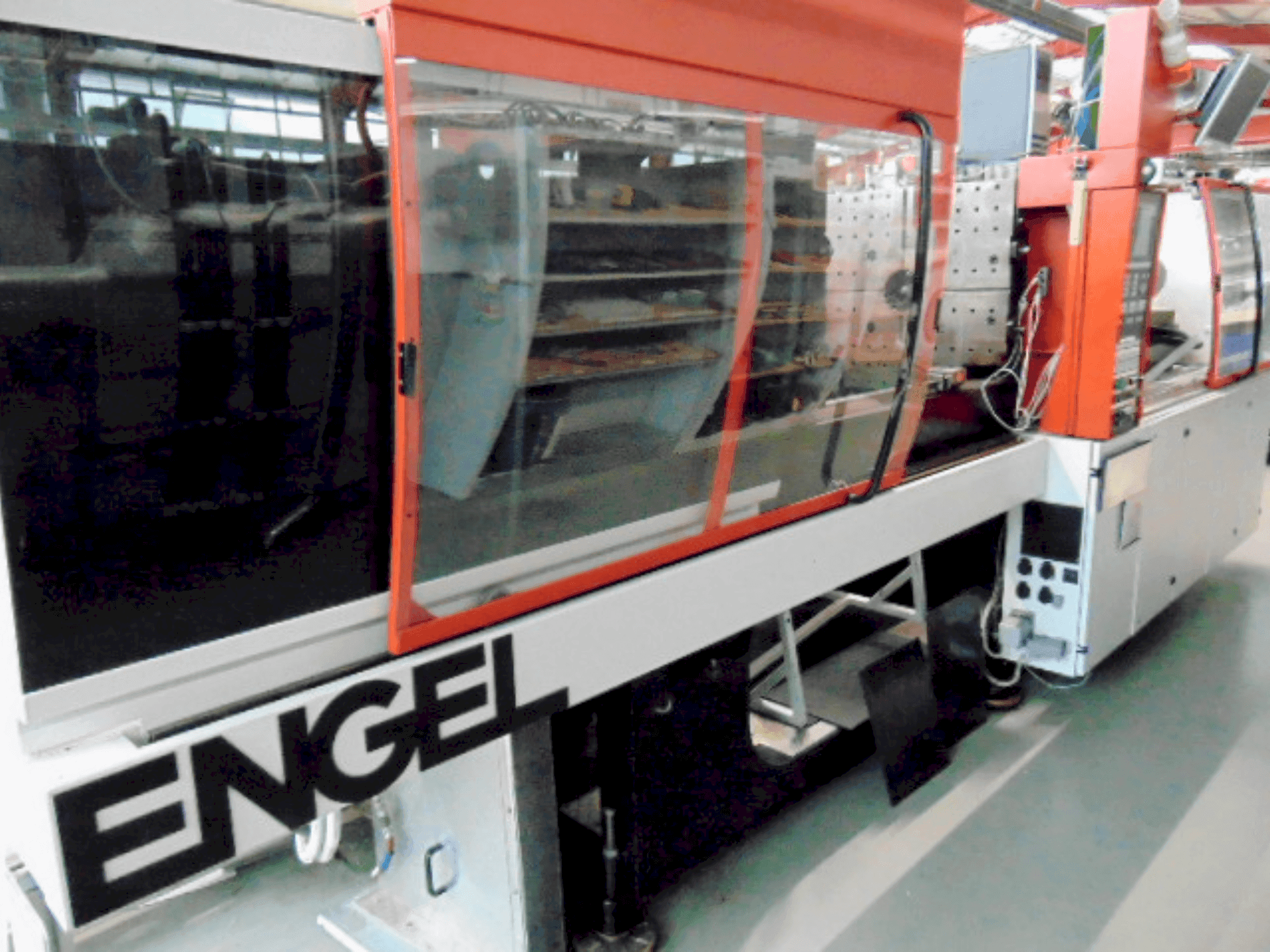 A Engel ES 650 / 150 HL gép elölnézete