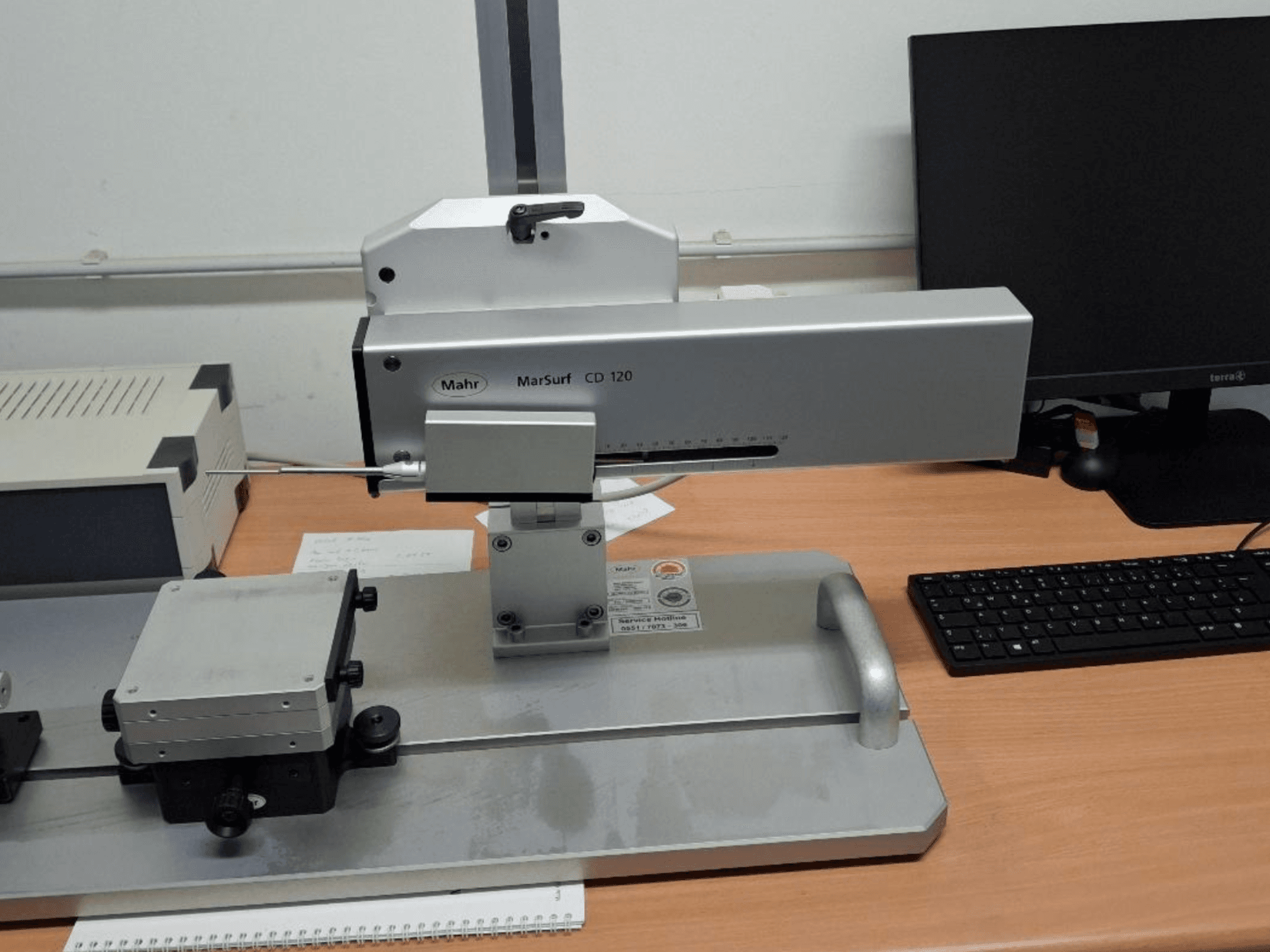 A Mahr MARSURF CD 120 CMM szemből, a mérőfej, a vezérlőpanel és a szerelt mérőasztal bemutatásával.