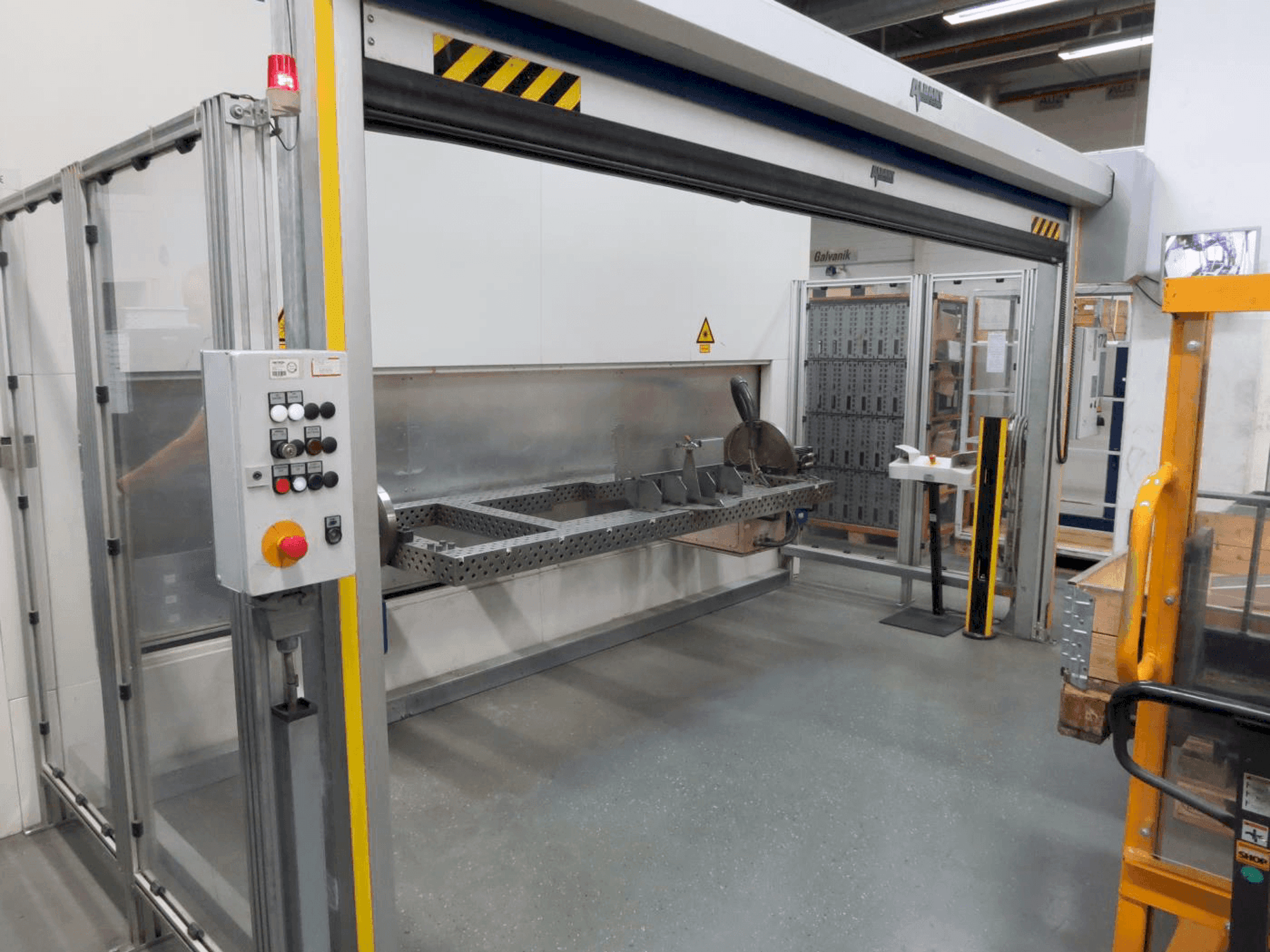 A TRUMPF TruLaser Robot 5020 gép elölnézete