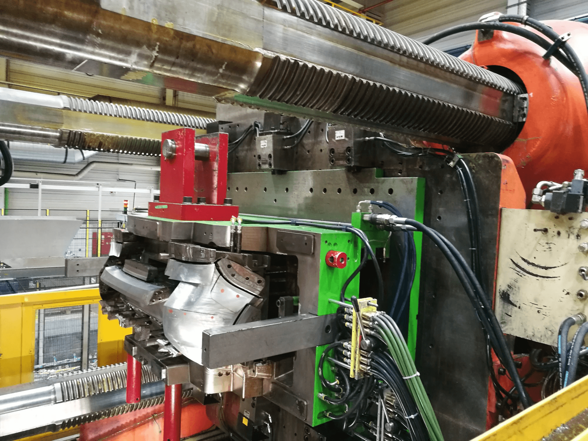 A Husky EL 4000 RS 170/145 gép bal oldali nézete