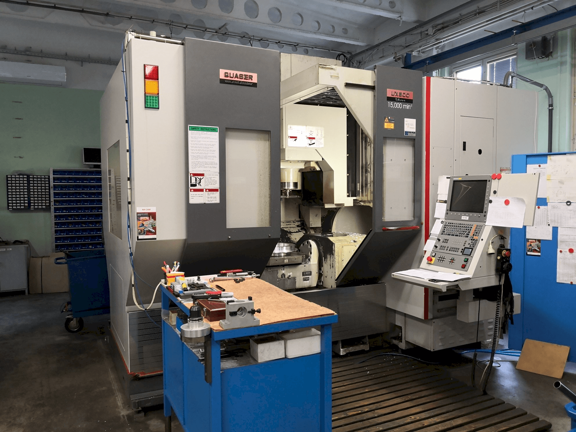 A Quaser UX-600 gép elölnézete