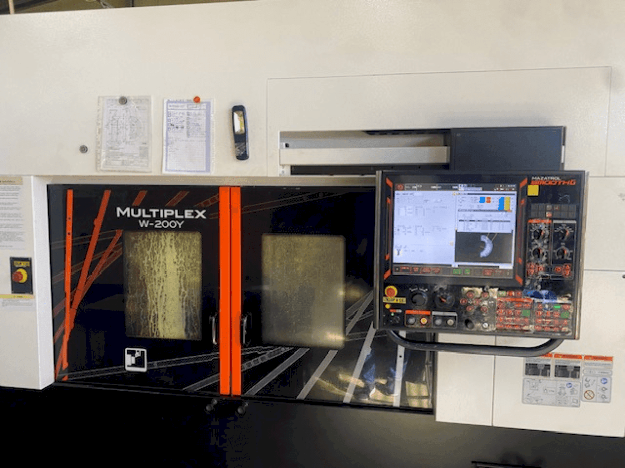 A Mazak multiplex 200 y gép elölnézete