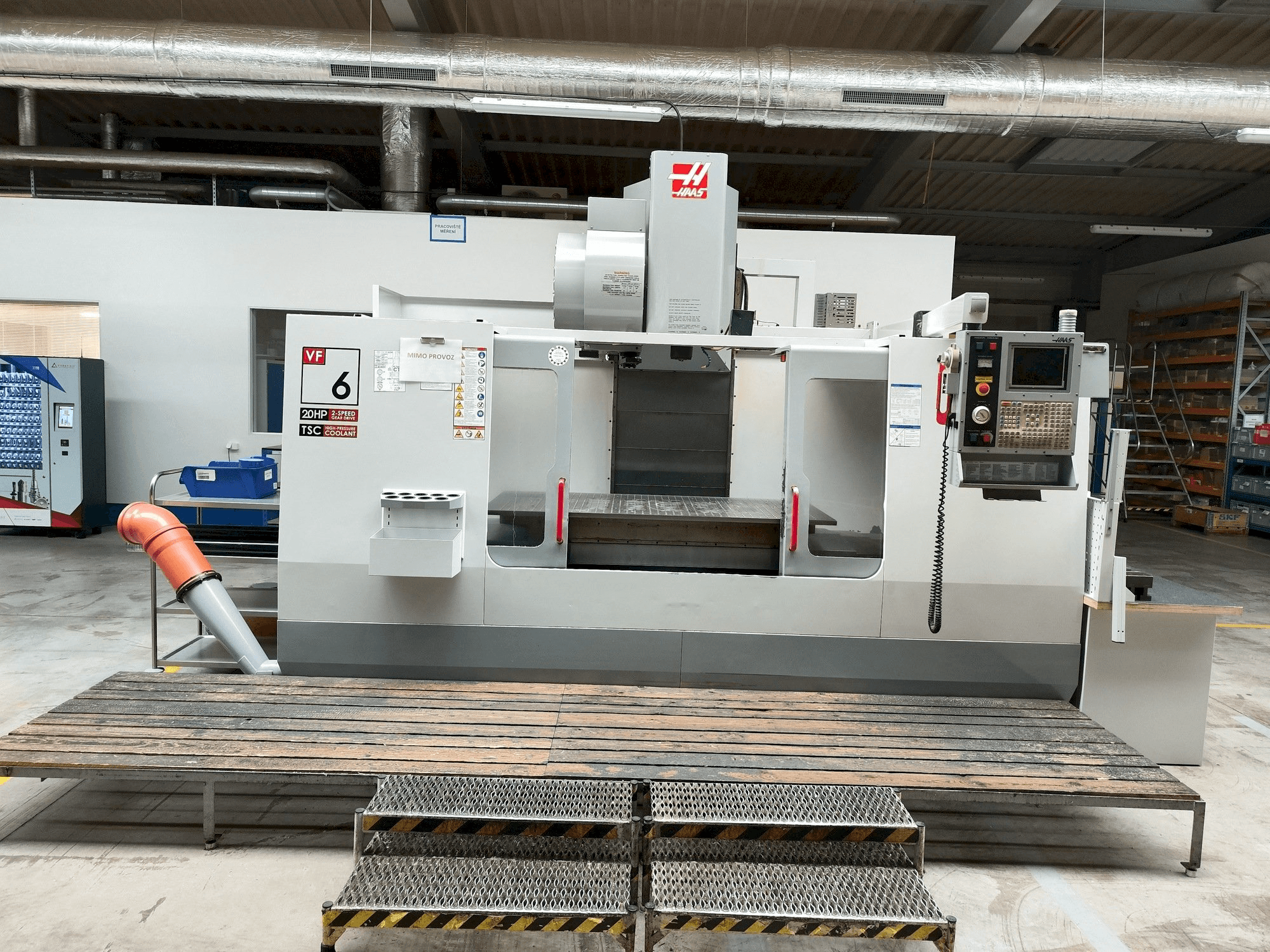 A HAAS VF-6 gép elölnézete