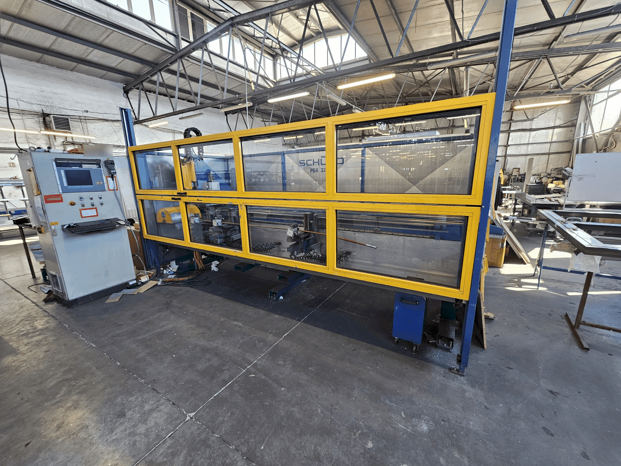 A SCHÜCO PBA 3250 gép elölnézete