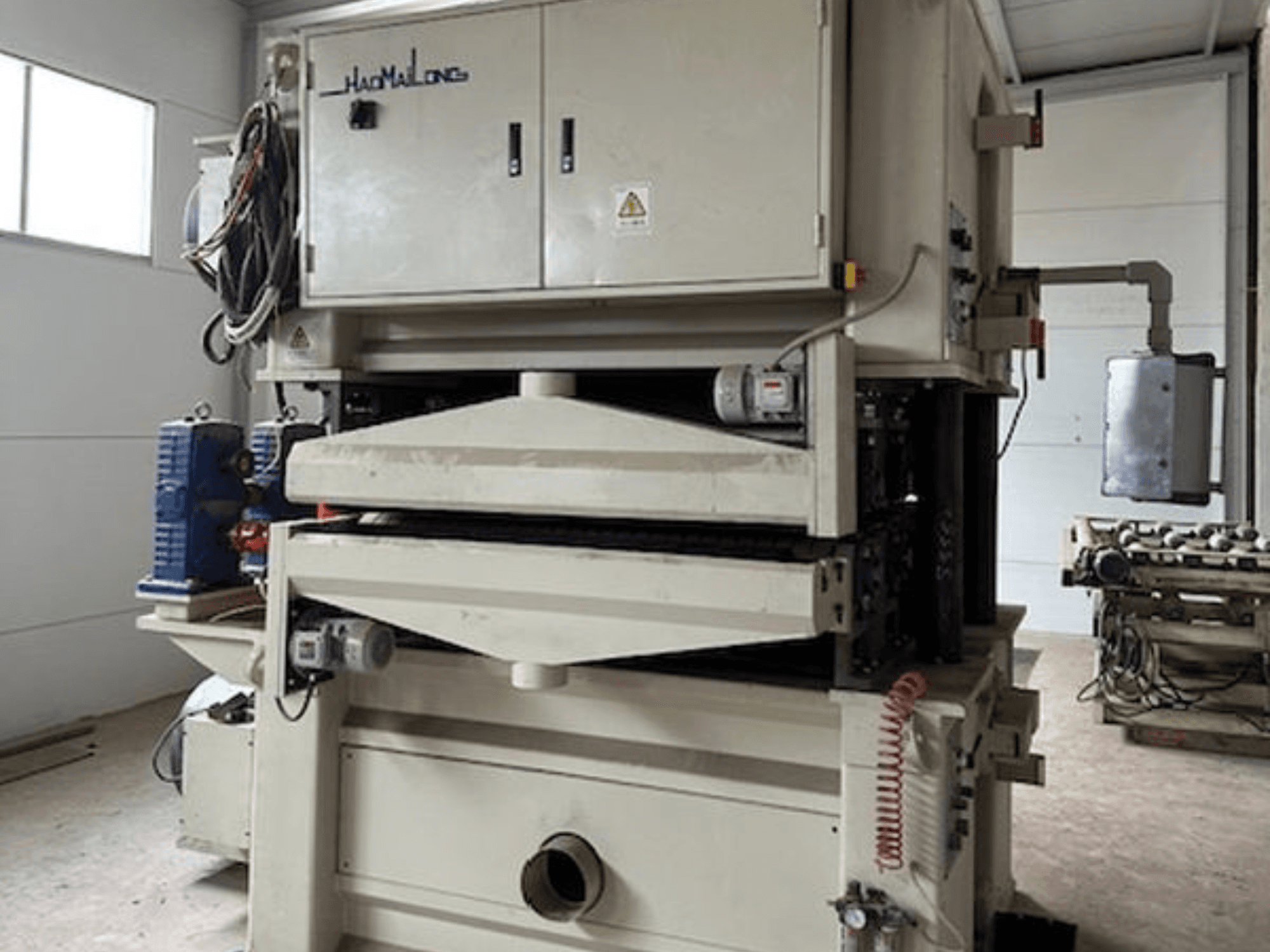 Szalagcsiszoló LINGI JIANZHONG BSG2613C elölnézetben, a hatékony csiszoláshoz szükséges kettős motor és a vezérlőpanel részletei.