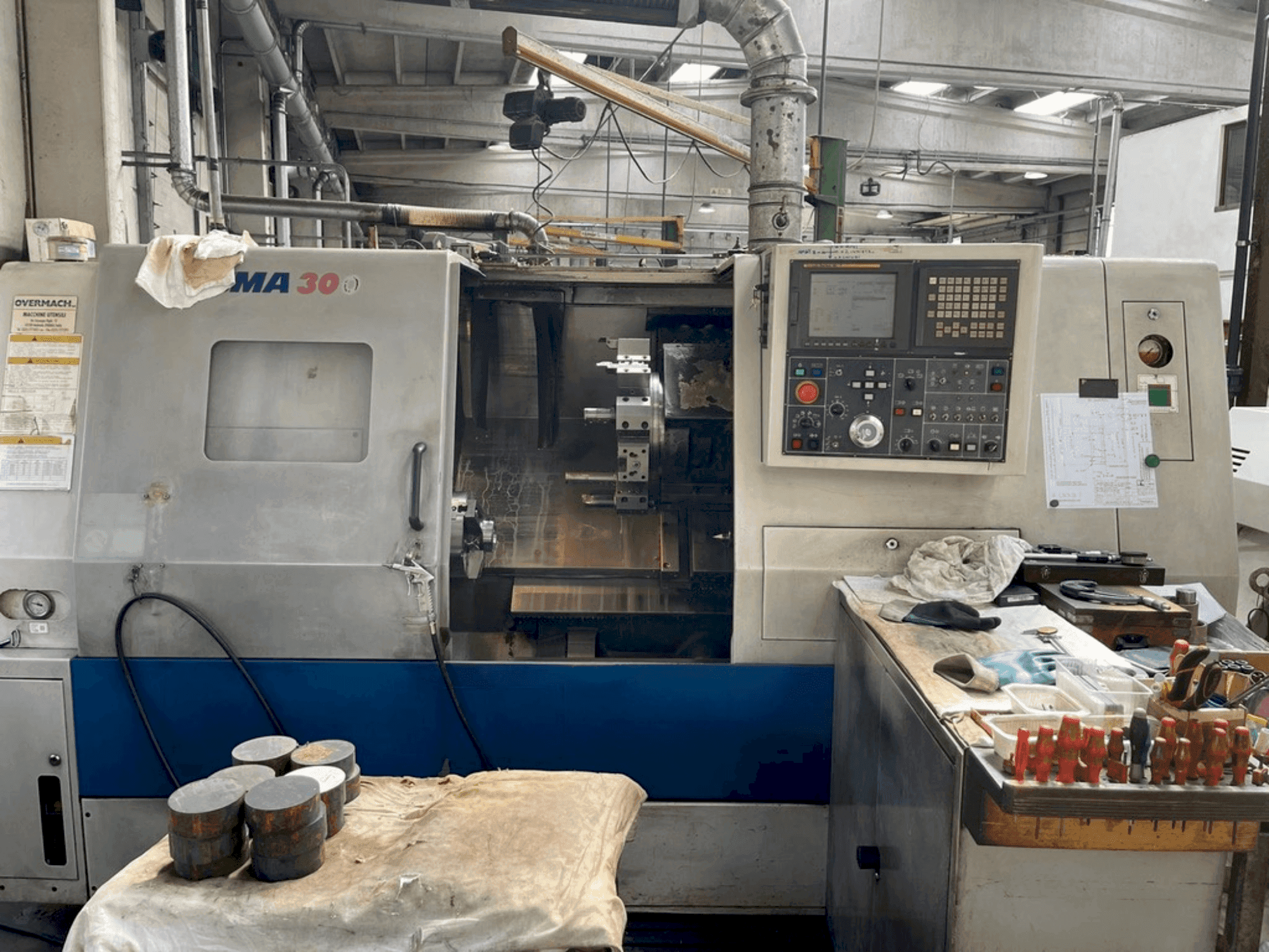 A DAEWOO PUMA 300B gép elölnézete