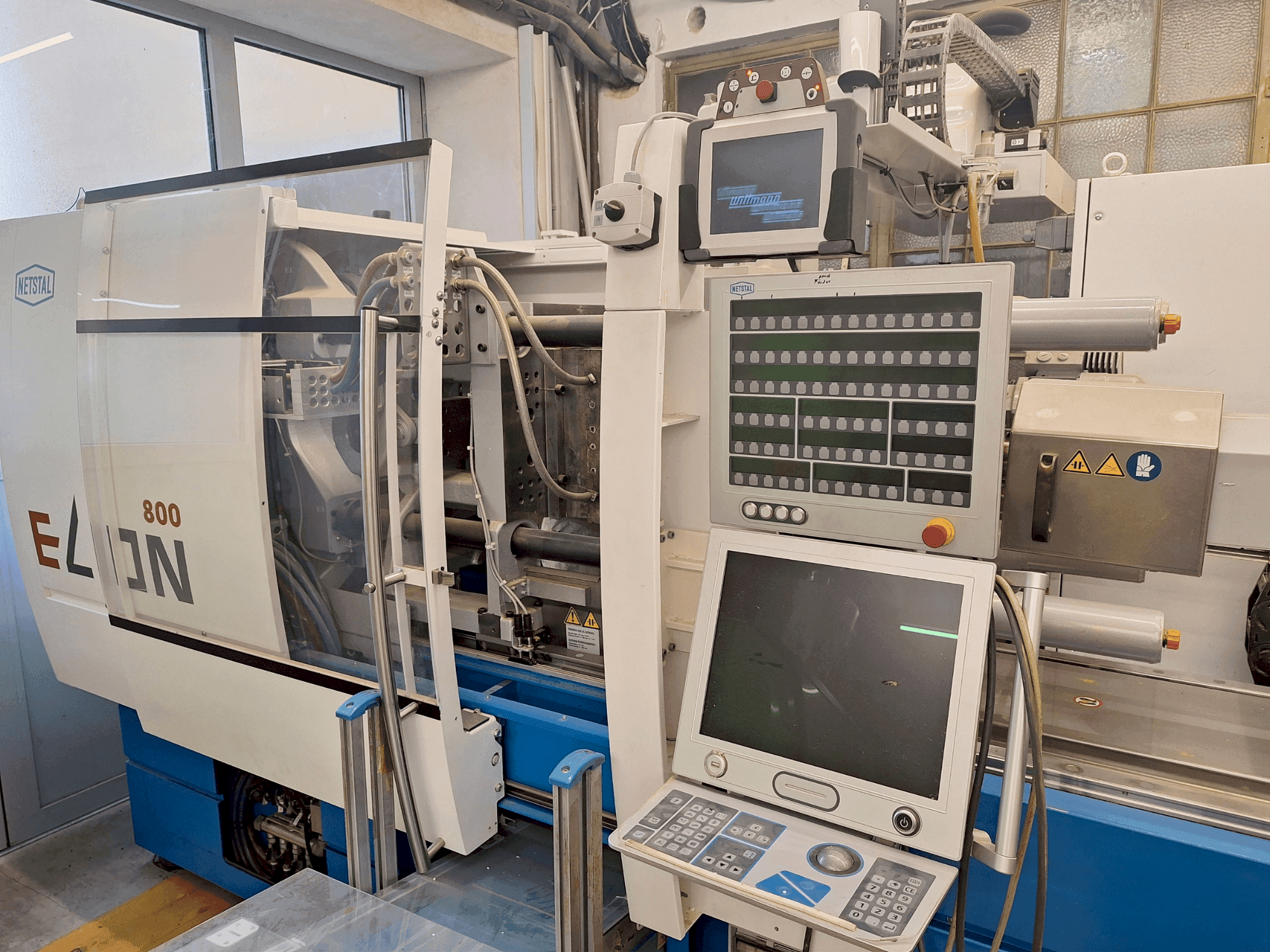 A Netstal Elion 800-270 gép elölnézete