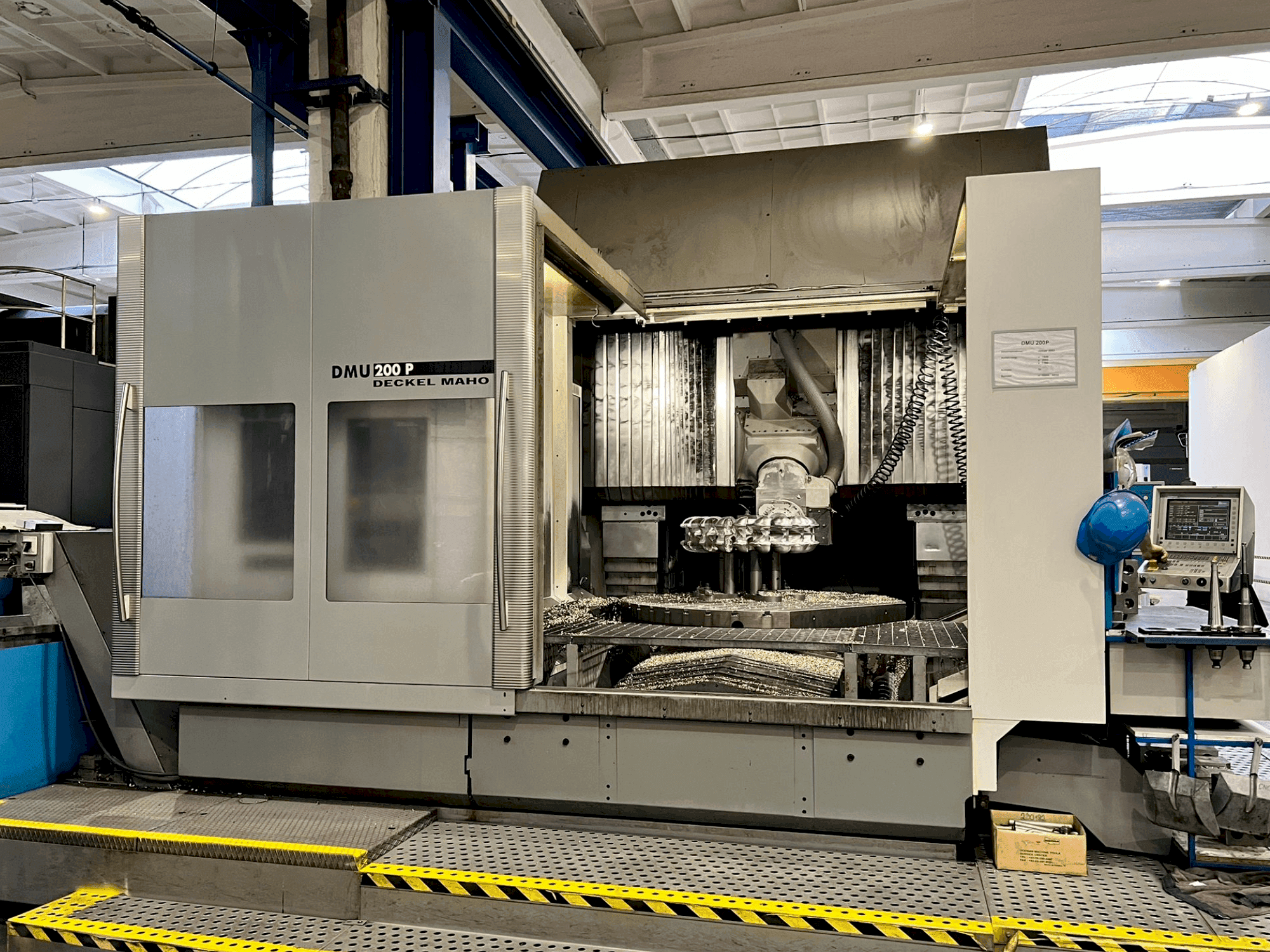 A DECKEL MAHO DMU 200P gép elölnézete