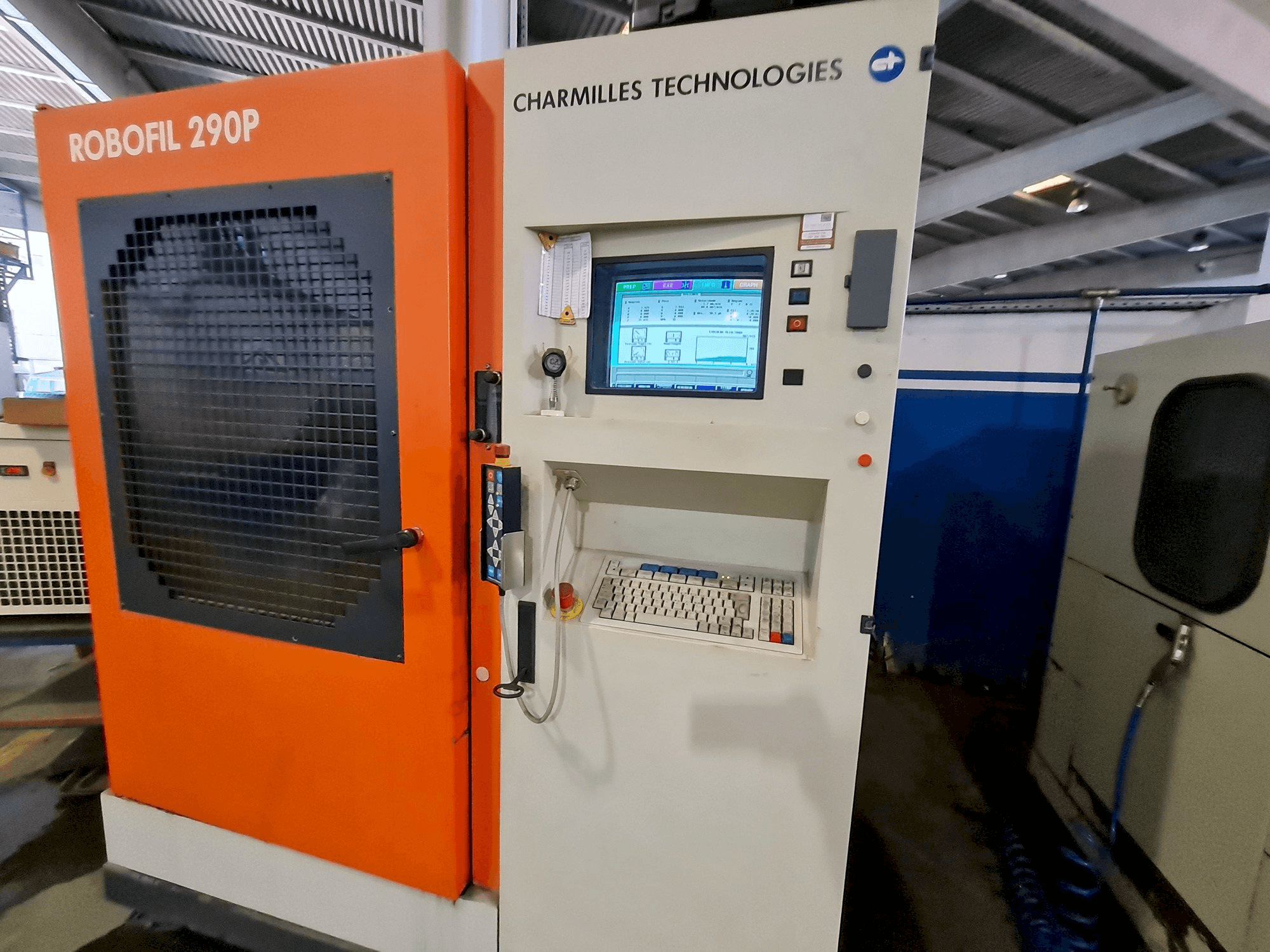 A CHARMILLES 290P gép elölnézete