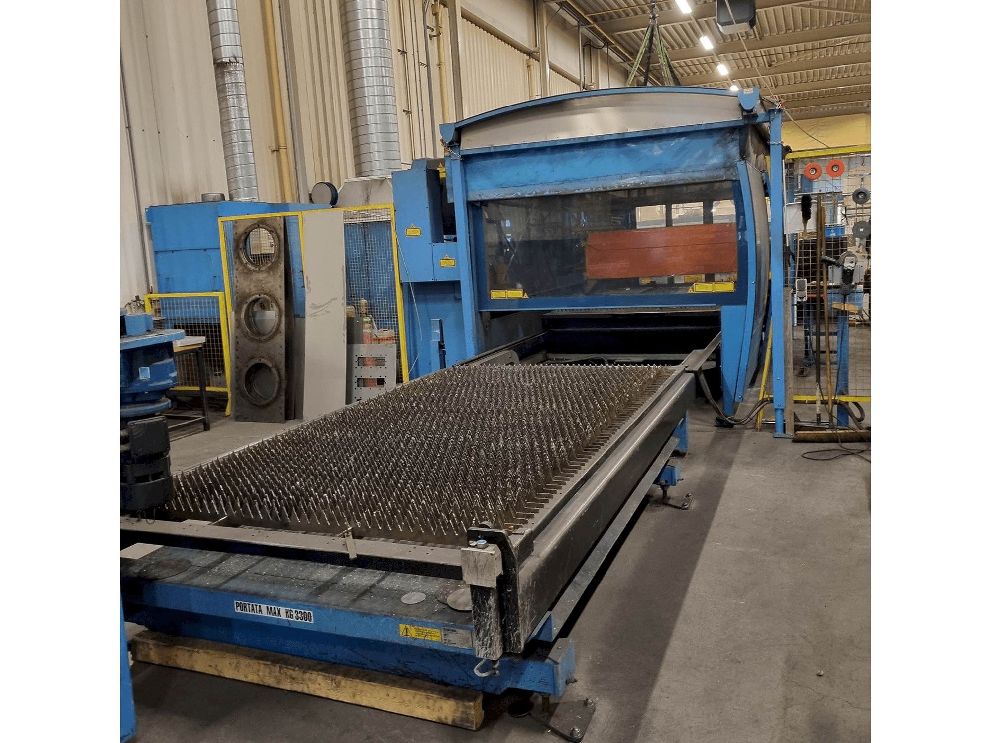 A Prima Power Platino 1530HS 3,0kW CO2 gép elölnézete