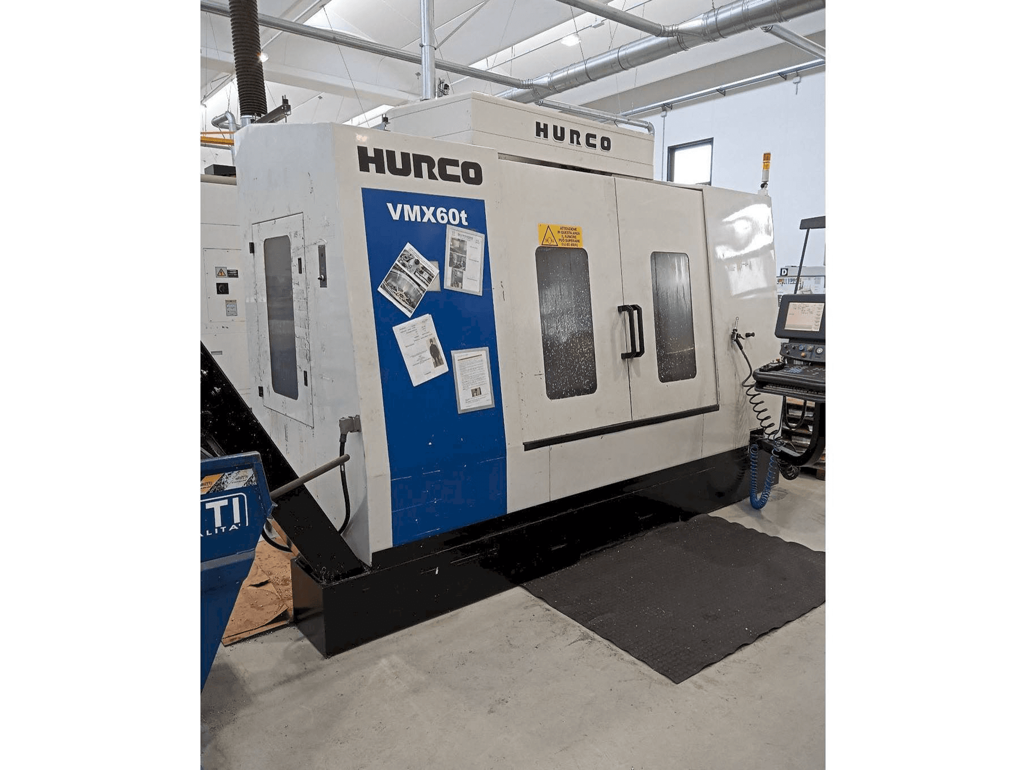 A Hurco VMX 60T gép elölnézete