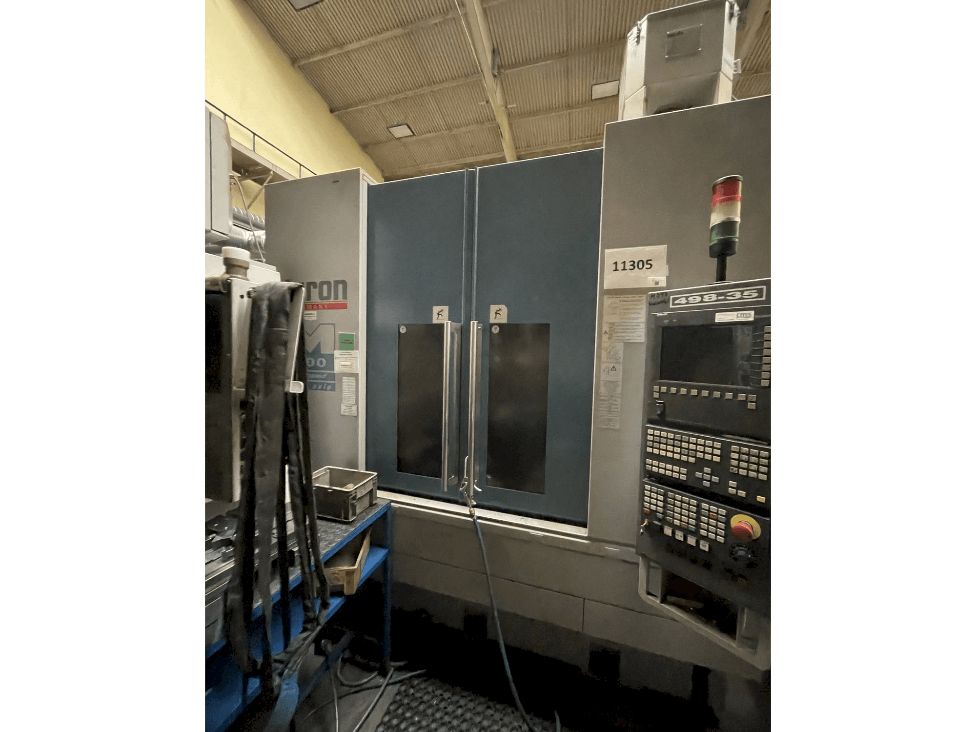 A CHIRON MILL FA 800 gép elölnézete
