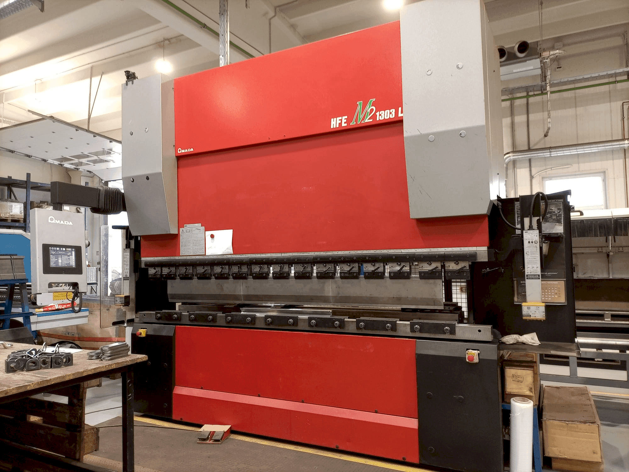 A AMADA HFE-1303M2 gép elölnézete