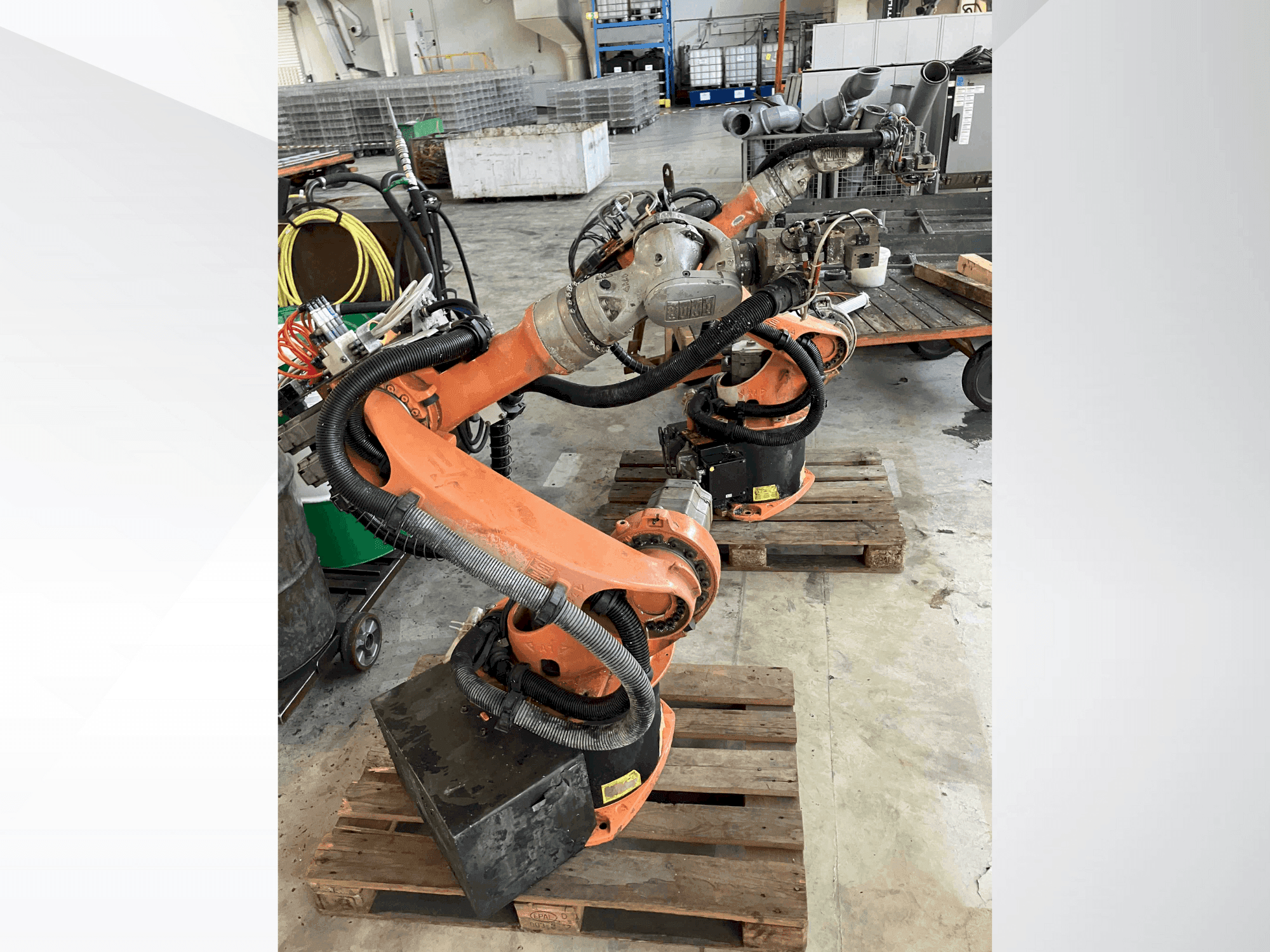 A KUKA KR16 gép elölnézete